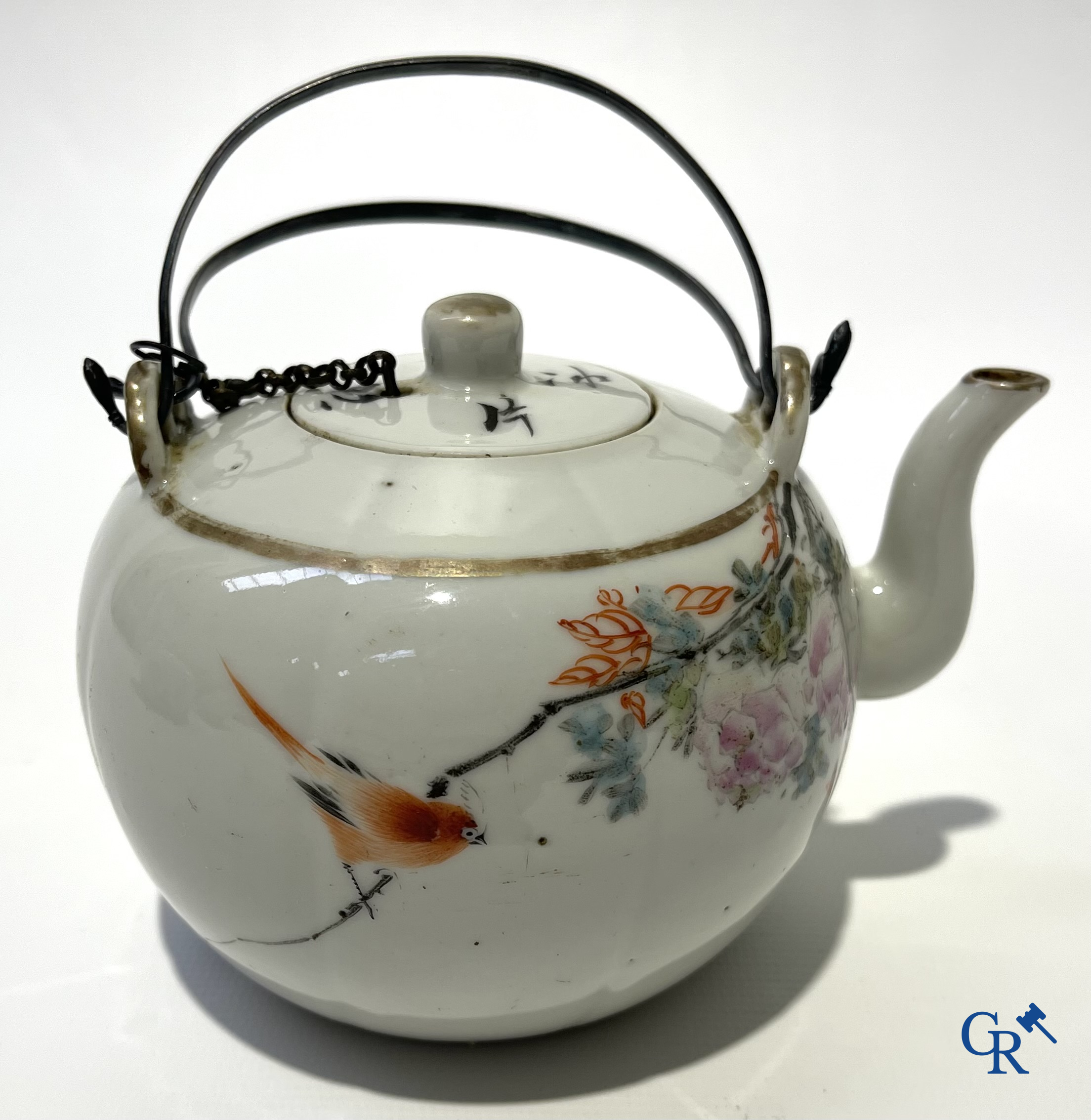 Aziatica. Chinees porselein. Een kavel van 2 Chinese theepotten en een Chinese kom.