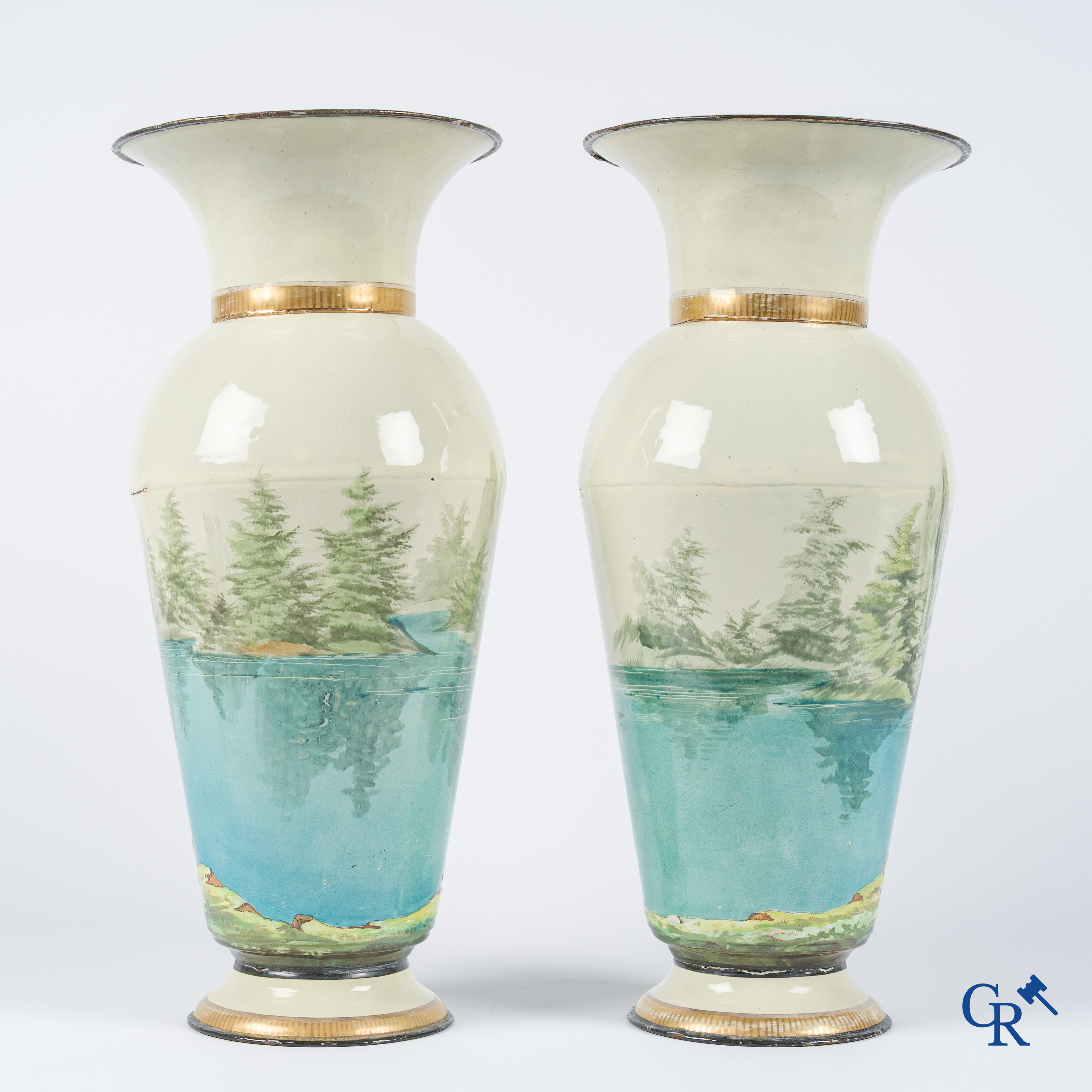 Een paar vazen in reliëf geëmailleerd metaal met een decor van vogels. Circa 1900.