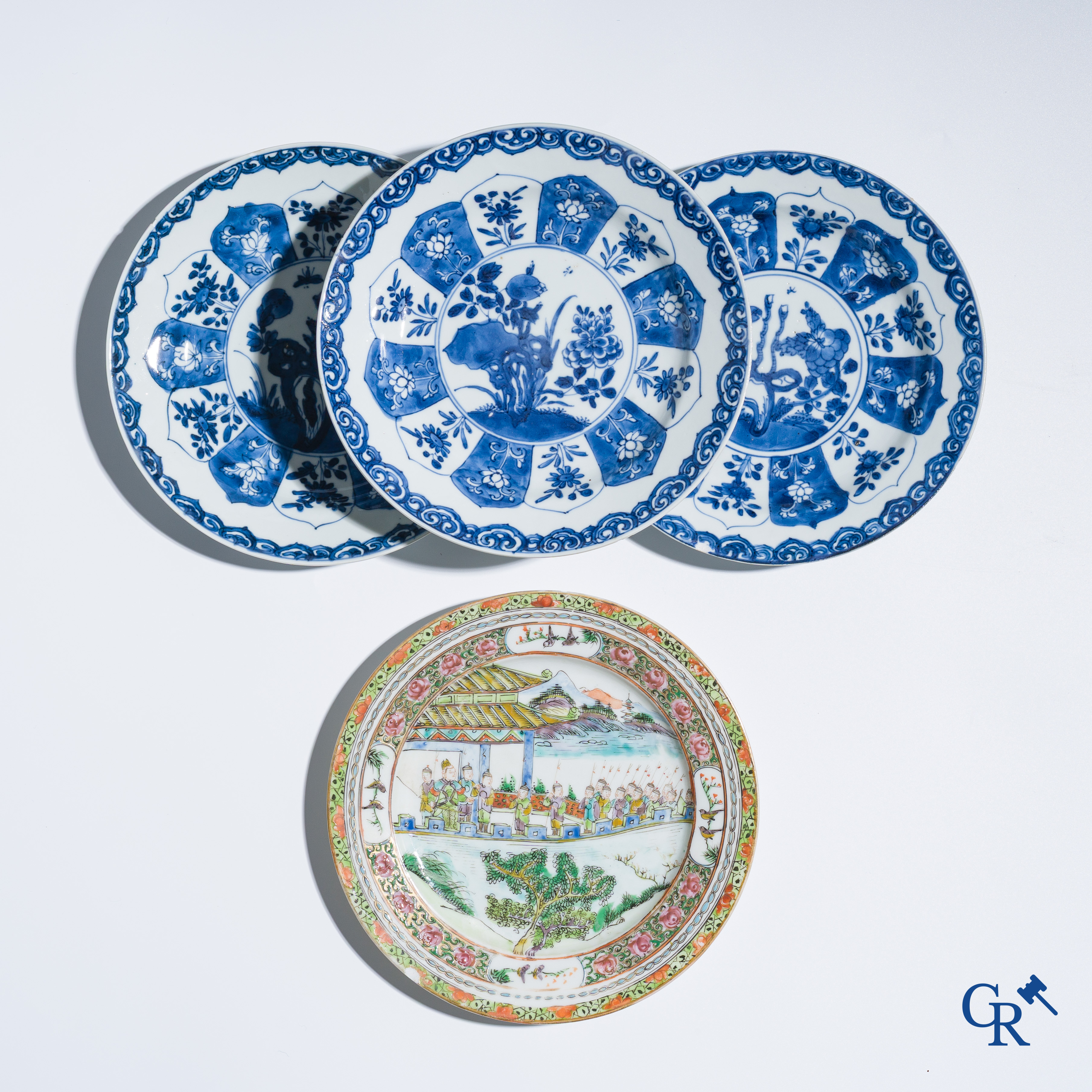Aziatica. Een kavel van drie 18e Chinese blauw wit borden en een 19e eeuws famille rose bord.