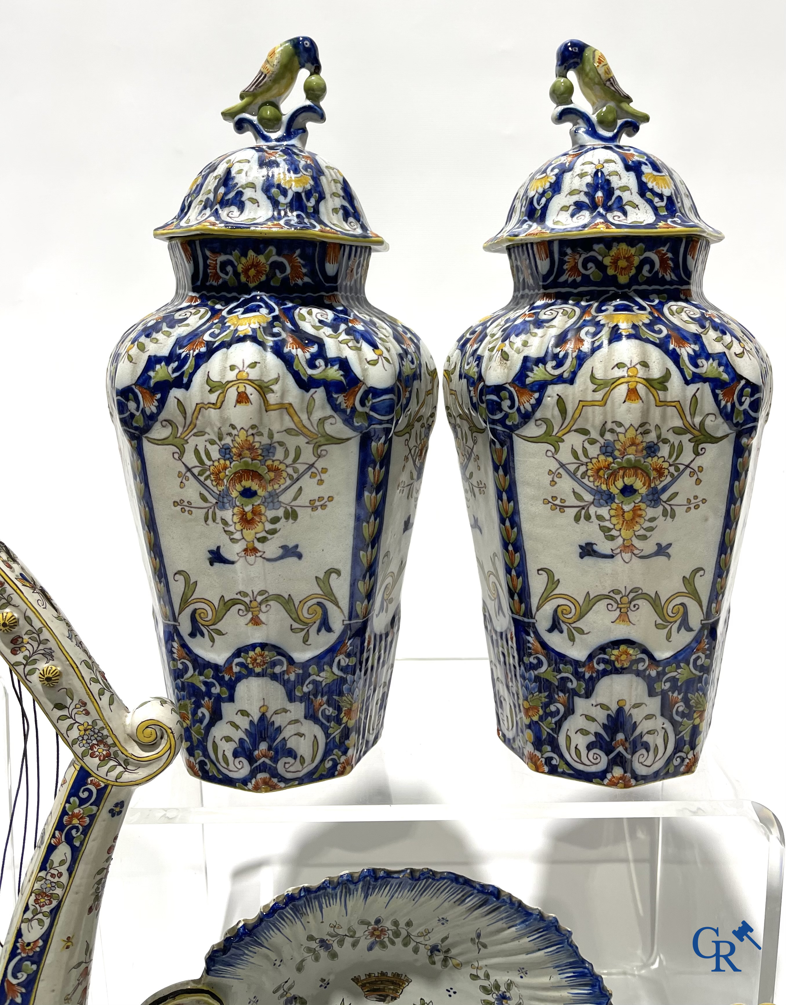 Faience of Rouen, Devres. Interesting and large lot with various polychrome pieces. 19th century.