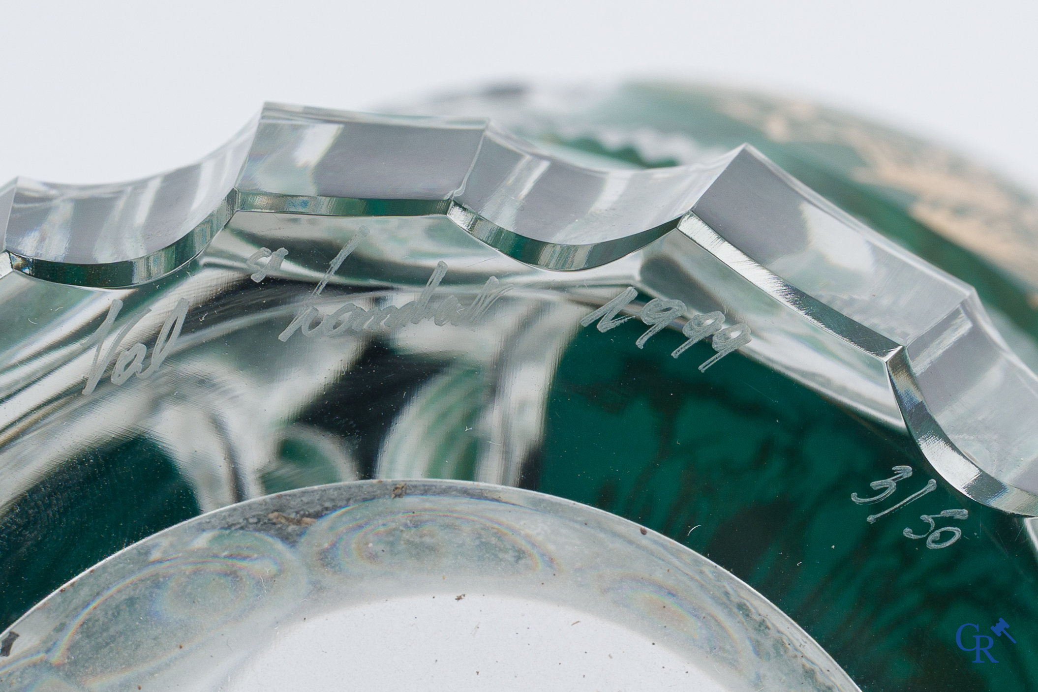 Val Saint Lambert. Een uitzonderlijke en imposante vaas in helder en smaragd groen geslepen kristal.