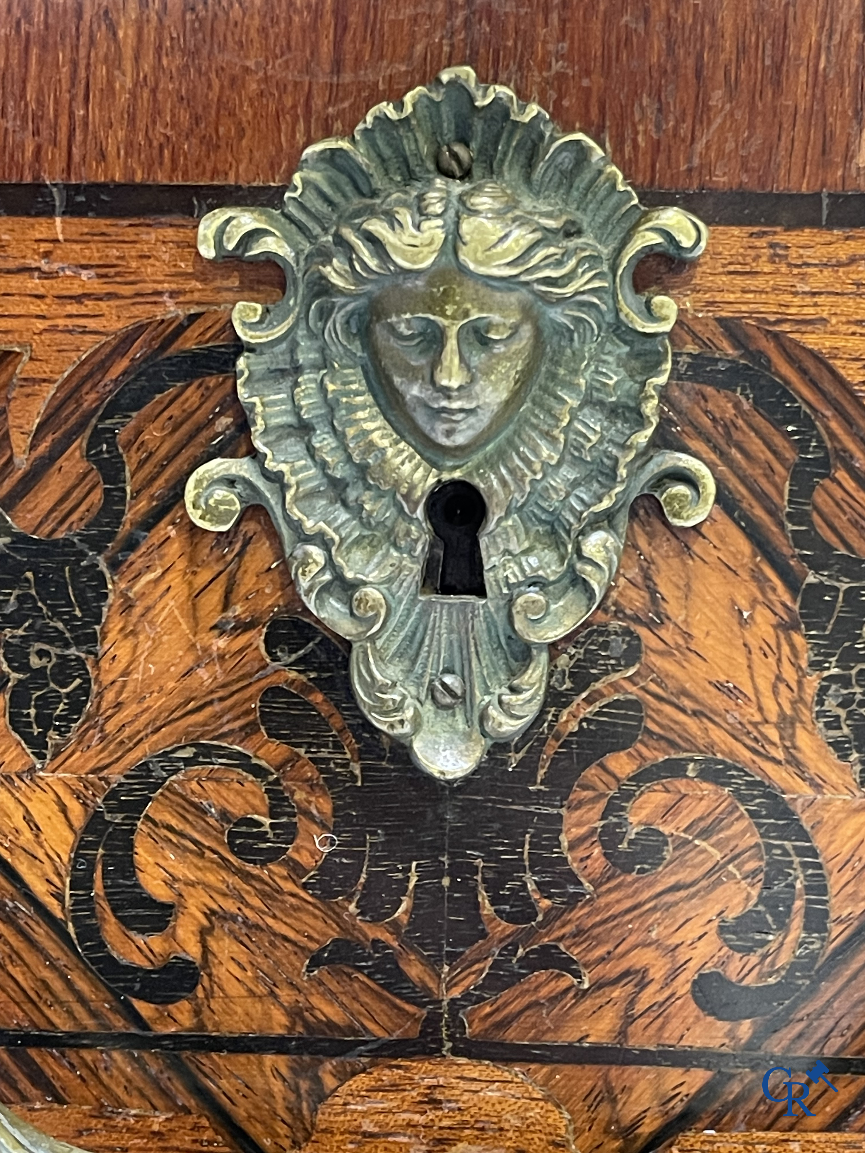 Uitzonderlijke commode Mazarine in marquetterie en brons. Plateau in Italiaanse Sienna marmer. LXIV-stijl.