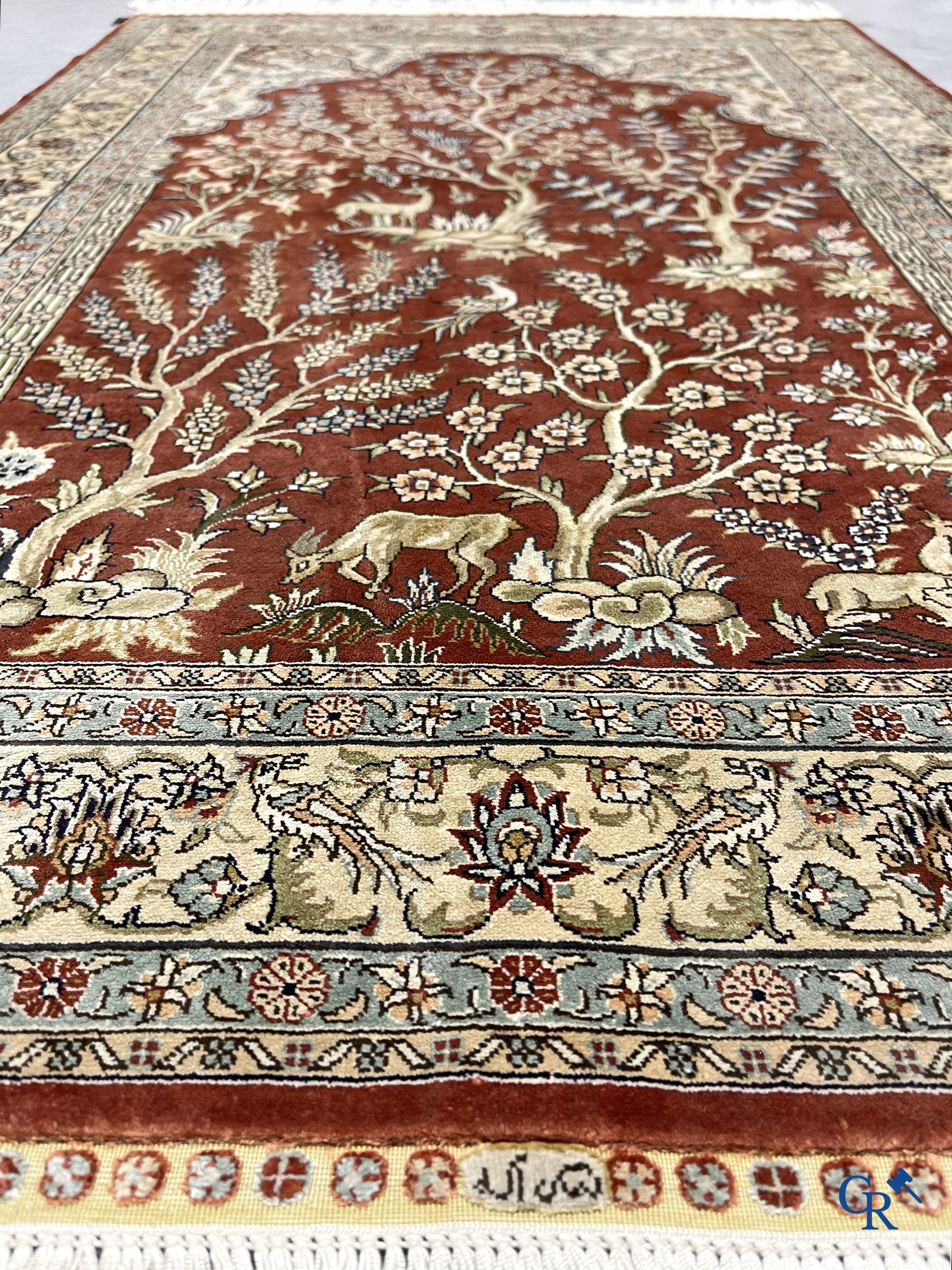 Oosterse tapijten. Hereke. Een fijn handgeknoopt zijden tapijt met dieren en vogels in het woud. Gesigneerd.