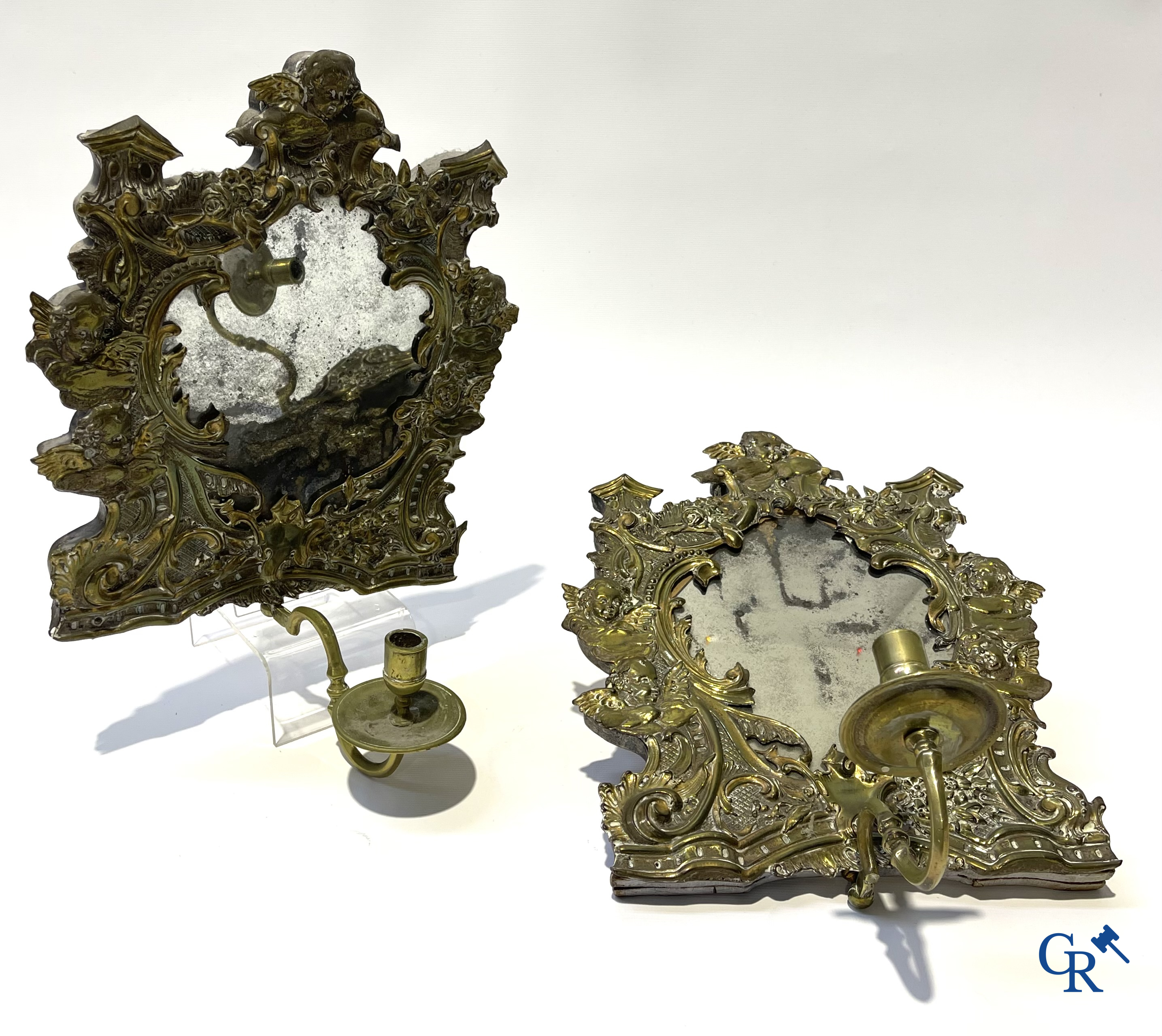 Paar wandlichten met spiegels, koper en bronzen kaarsenhouders. XVIIIe eeuw. Met certificaat uit 1984 van J. Zeberg.