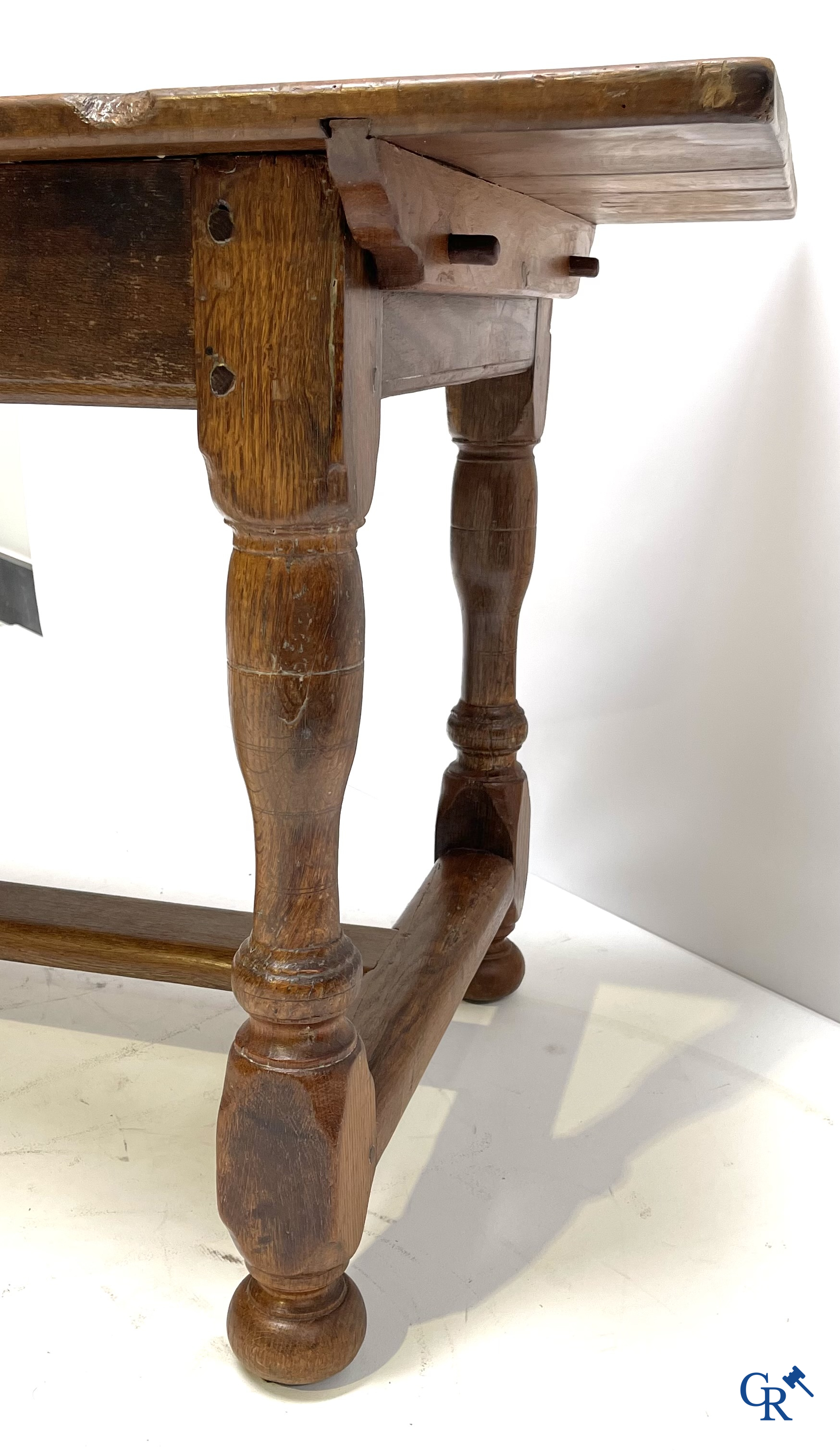 Eikenhouten tafel. 19e eeuw.