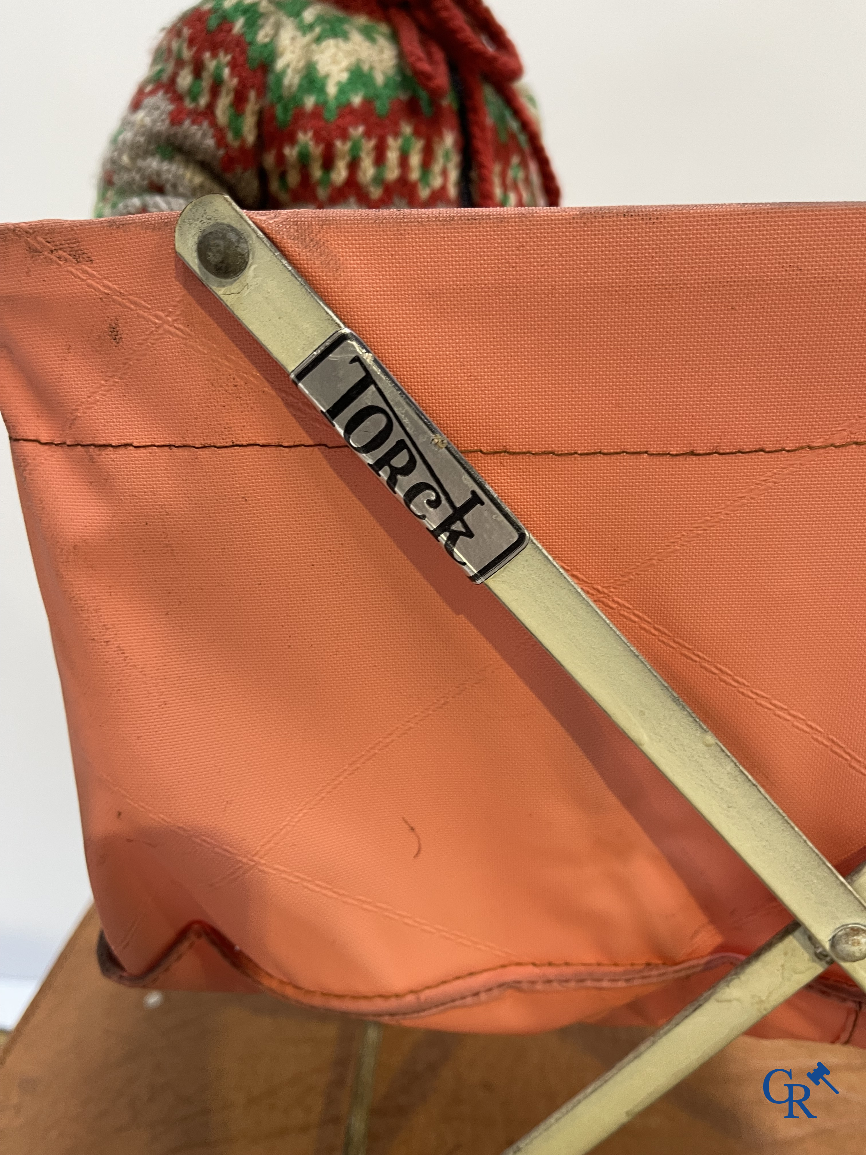 Oud speelgoed. Een kavel met divers oud speelgoed. Torck, schildpad pop, oude koffers en andere. Jaren '40-'50.