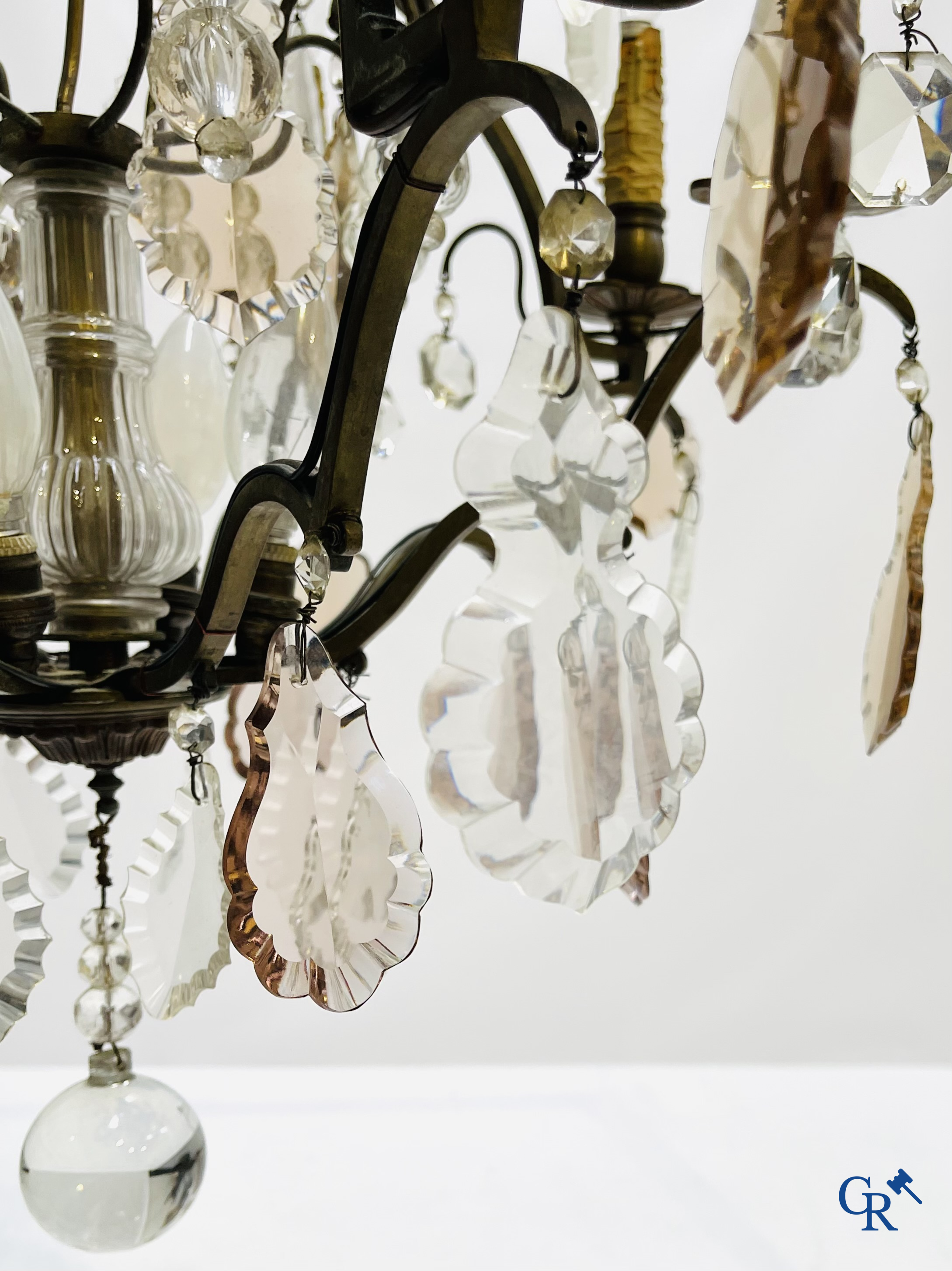 Een kavel van 2 luchters met kristal en een paar bronzen wandlichten.