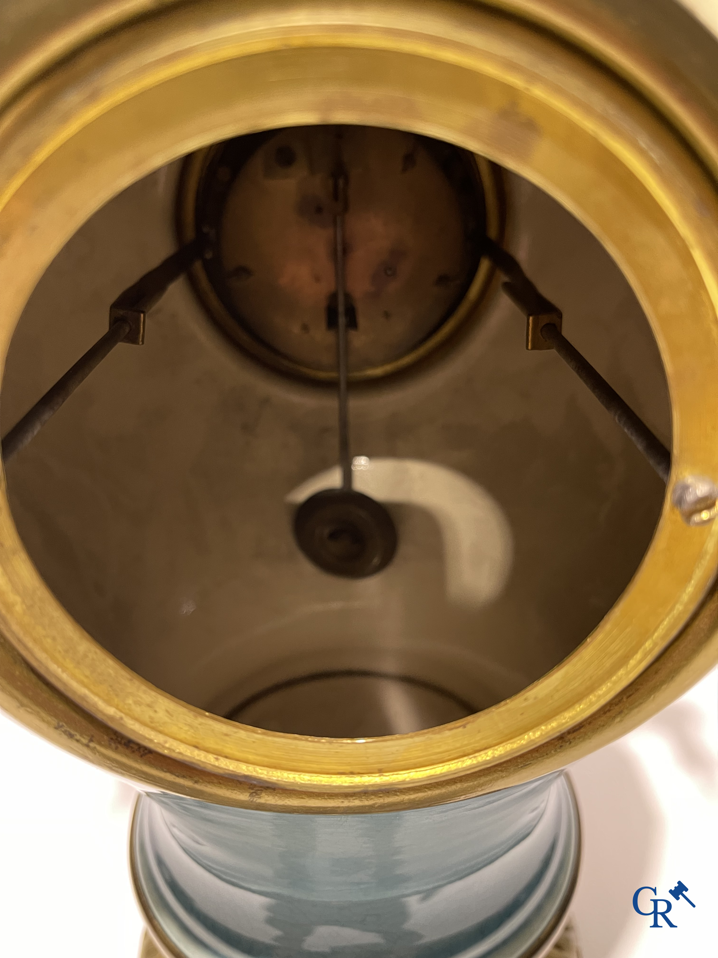 Een groot 5-delige schouwgarnituur in brons en faience. Belle Epoque, Circa 1900.