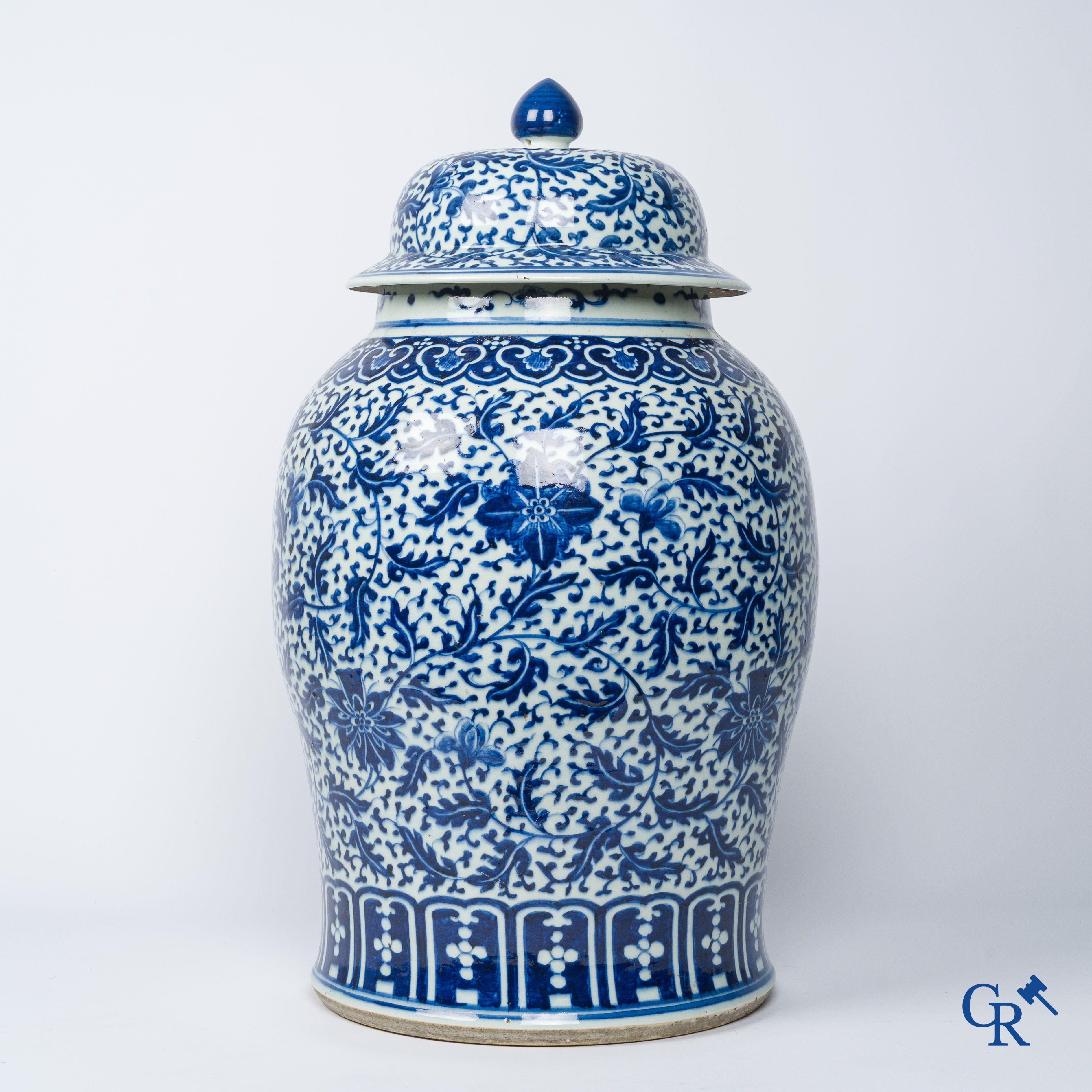 Aziatica. Chinees porselein. Een imposante Chinese blauw wit balustervaas en deksel met decor van lotusrollen. 19e eeuw.