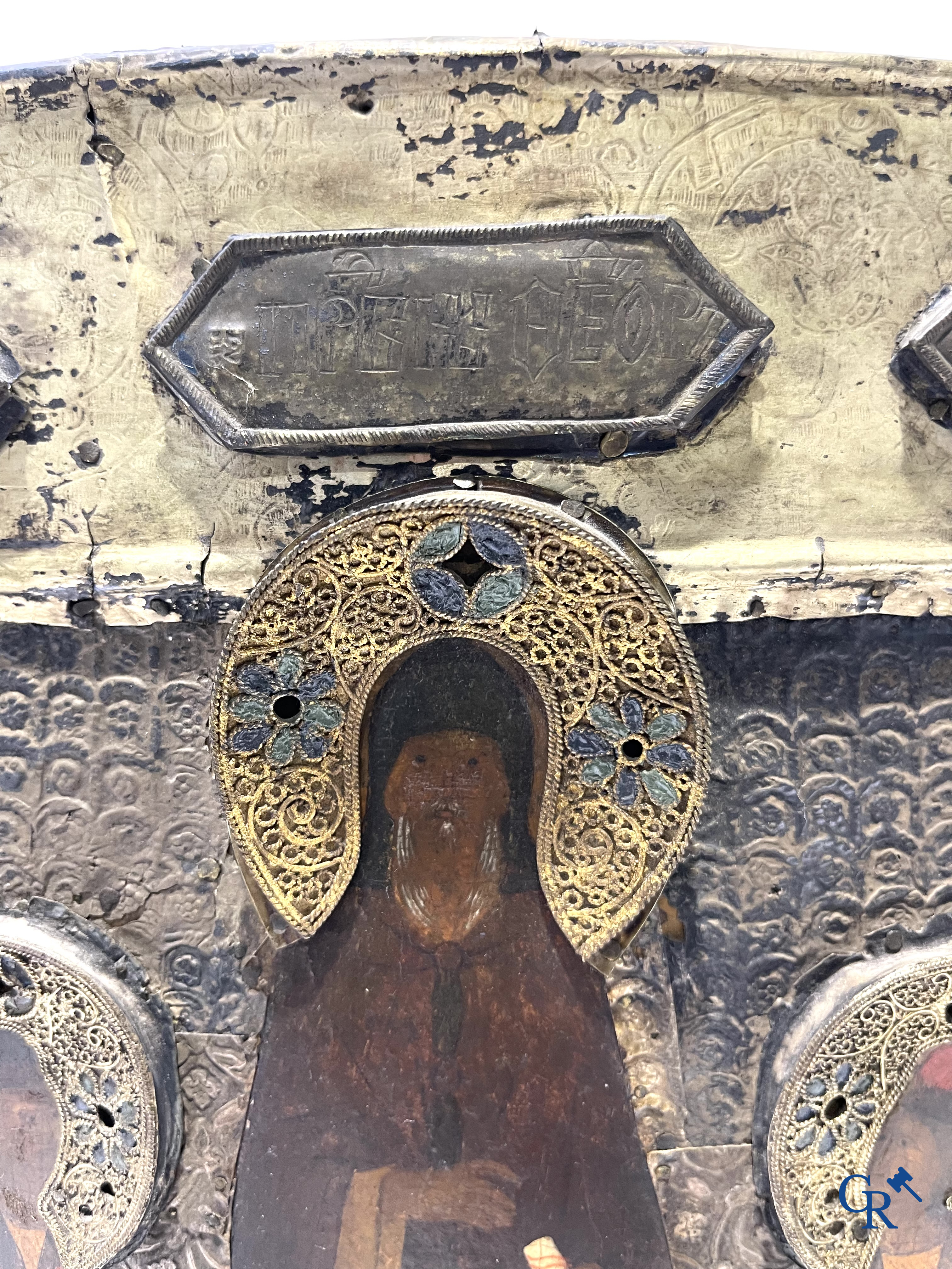 2 Russische ikonen. Ikoon met zilver oklad, meerdere keurmerken en een ikoon met Saint Seraphim of Sarov. 19e.