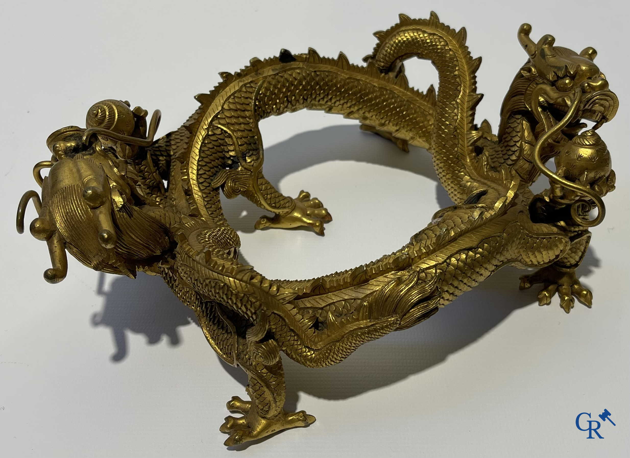 Aziatica. China. Een zeldzame Chinese drakensokkel in verguld brons. Qing Dynastie.