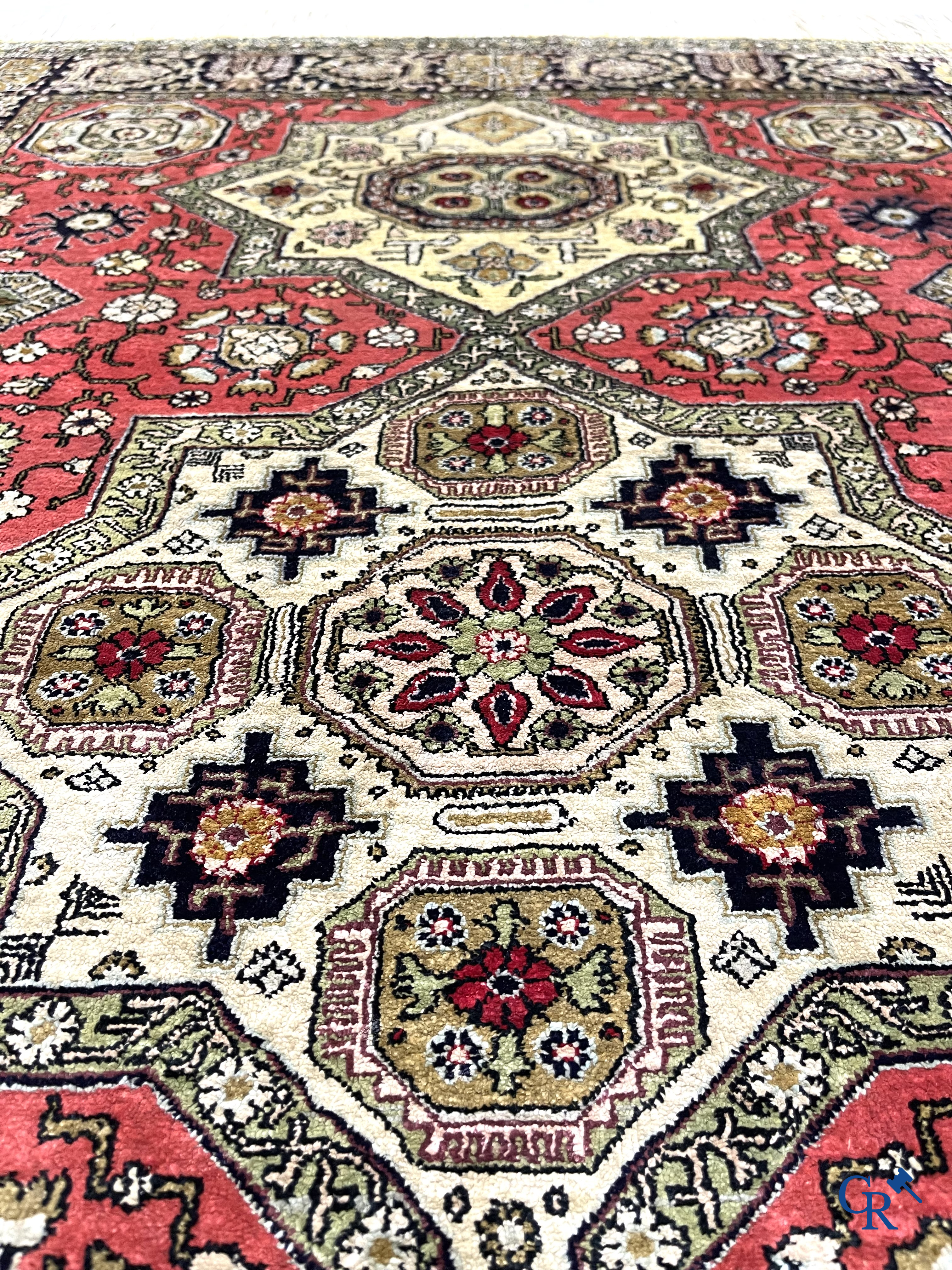 Oosterse tapijten. Handgeknoopt zijden tapijt met geometrisch en floraal decor.