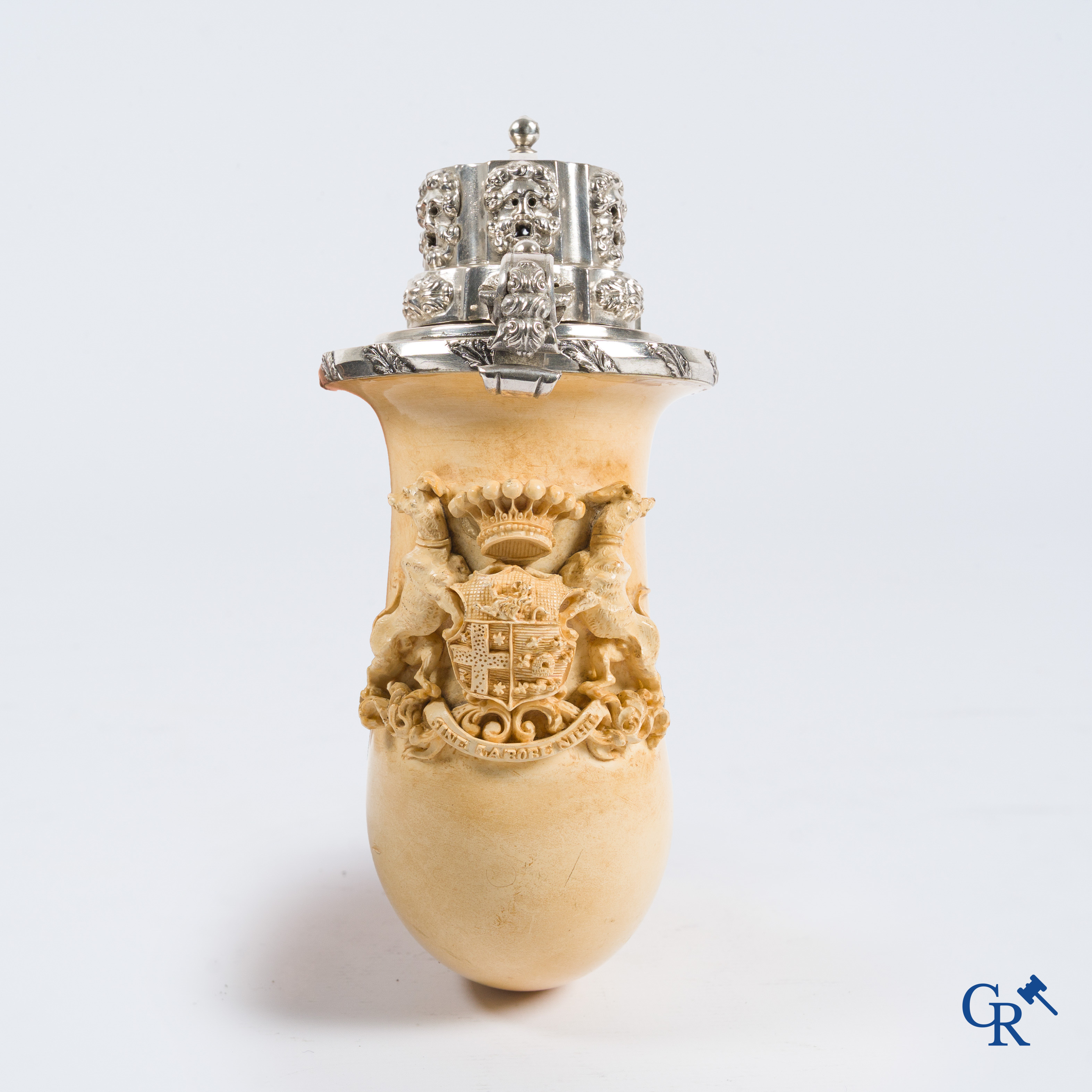 Anton Klitsch te Wenen. Uitzonderlijk grote pijp in meerschuim bewerkt met zilver. Wapenschild met opschrift. 19e.