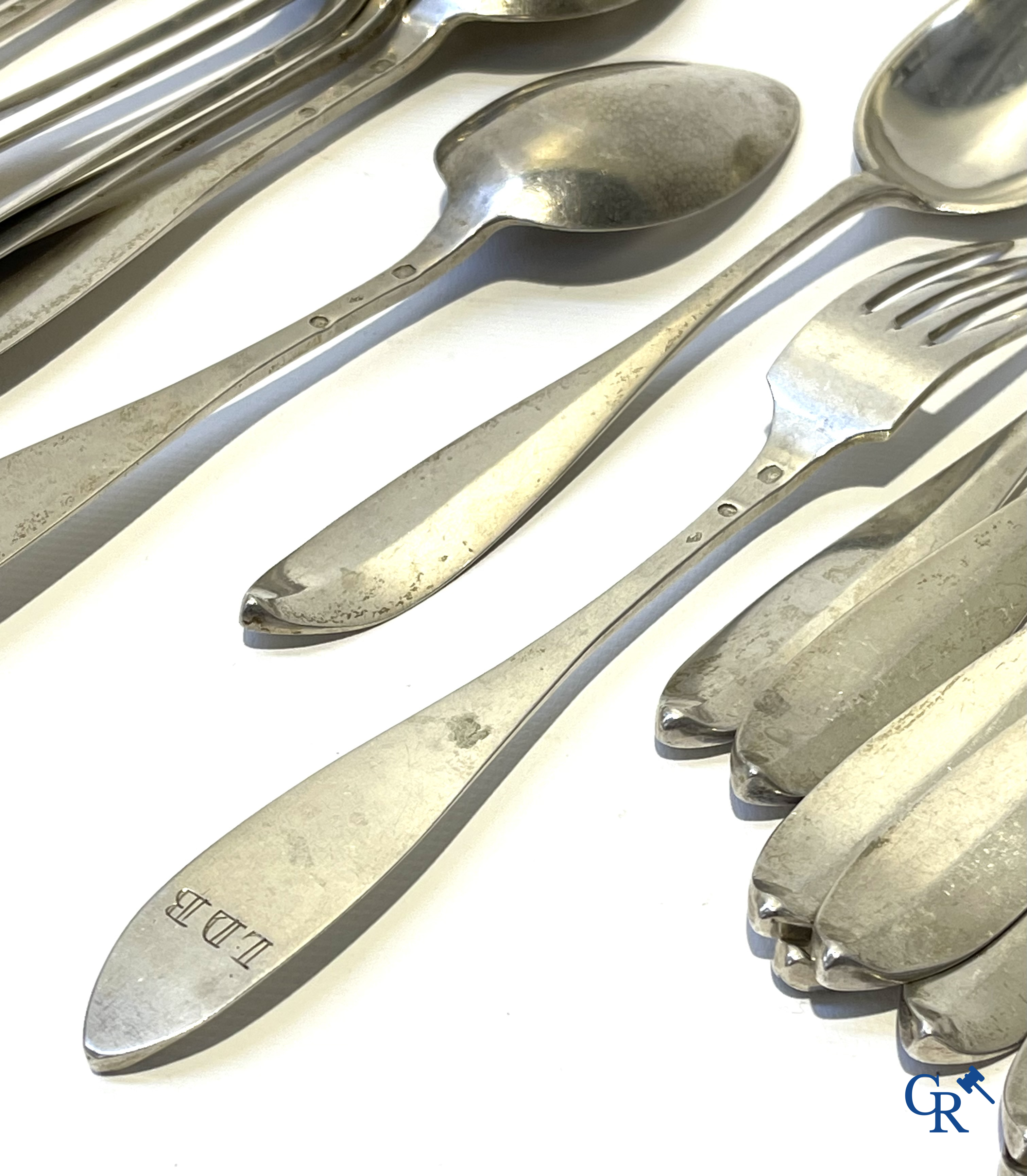 Zilver. Reeks van 12 vorken en 12 lepels in zilver, 2de gehalte. Initialen LDB. Begin 19e eeuw.