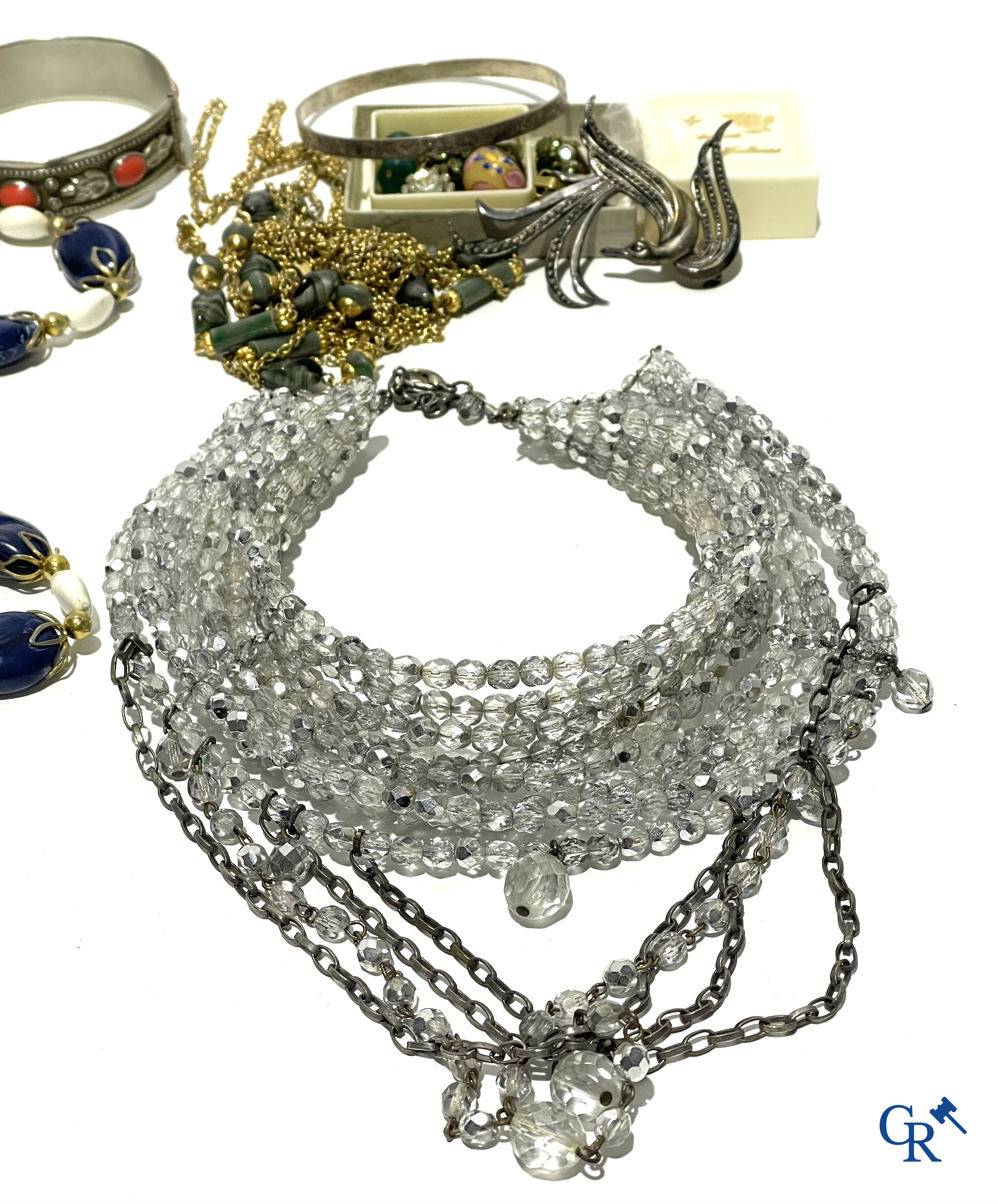 Lot with fantasy jewels.