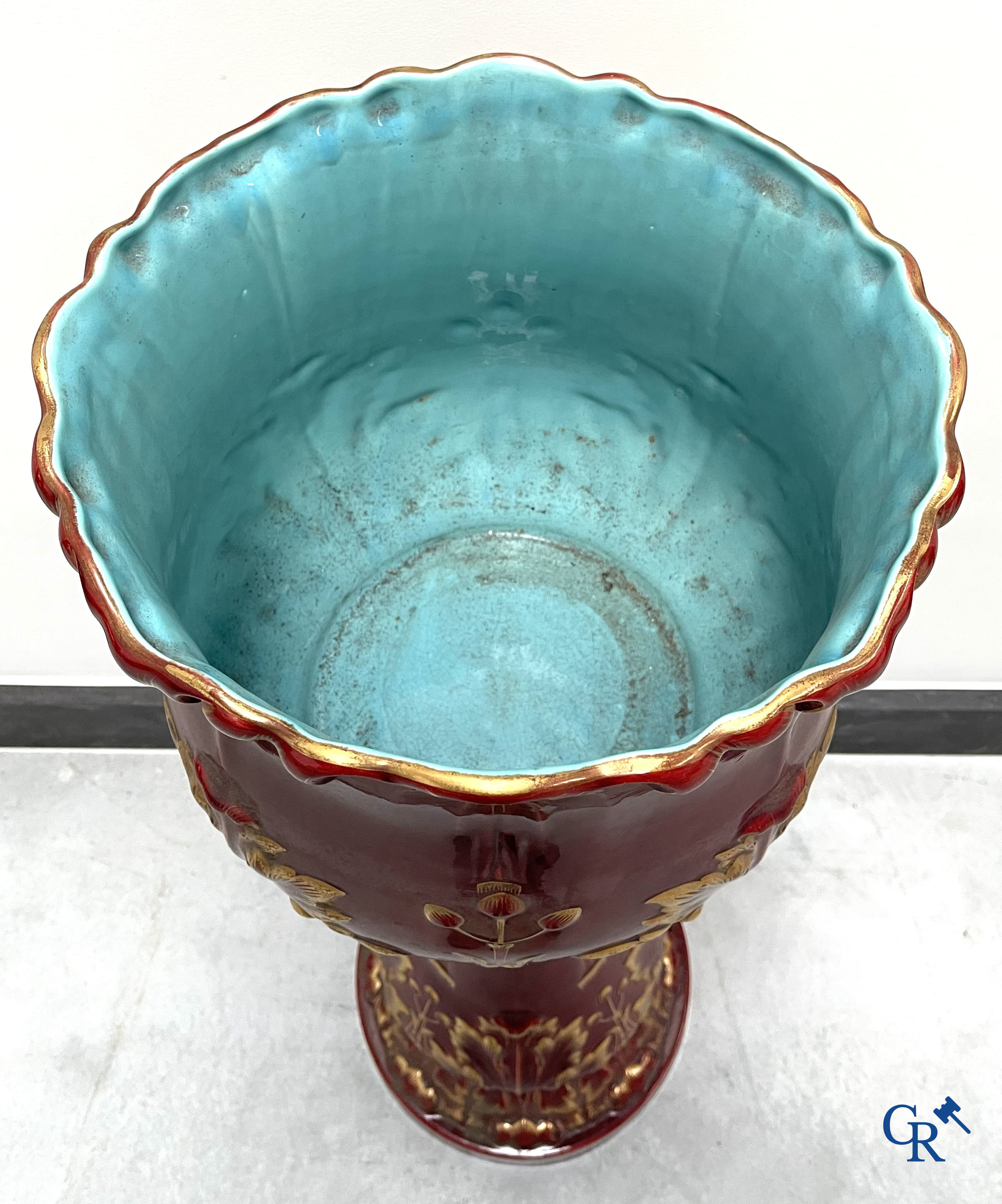 Art Nouveau, Sarreguemines. Een cache pot in geëmailleerde faience of barbotine op bijhorende staander. Circa 1910.