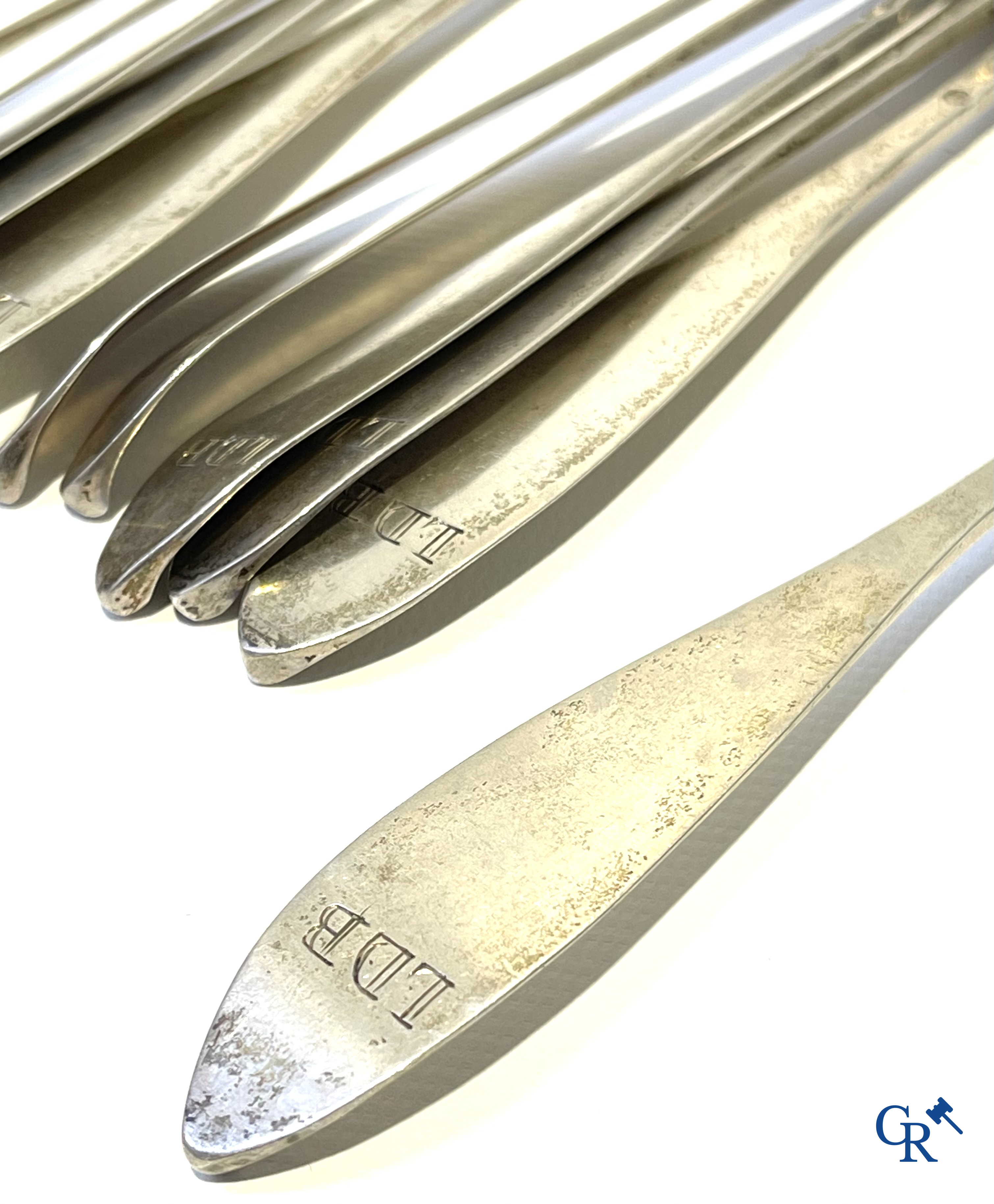 Zilver. Reeks van 12 vorken en 12 lepels in zilver, 2de gehalte. Initialen LDB. Begin 19e eeuw.