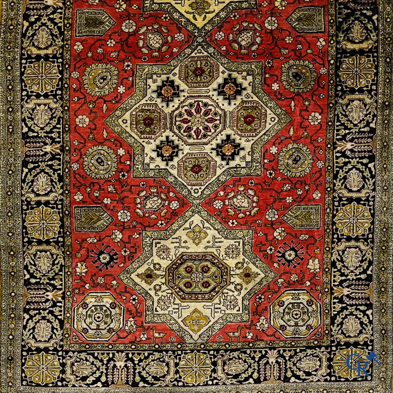 Oosterse tapijten. Handgeknoopt zijden tapijt met geometrisch en floraal decor.