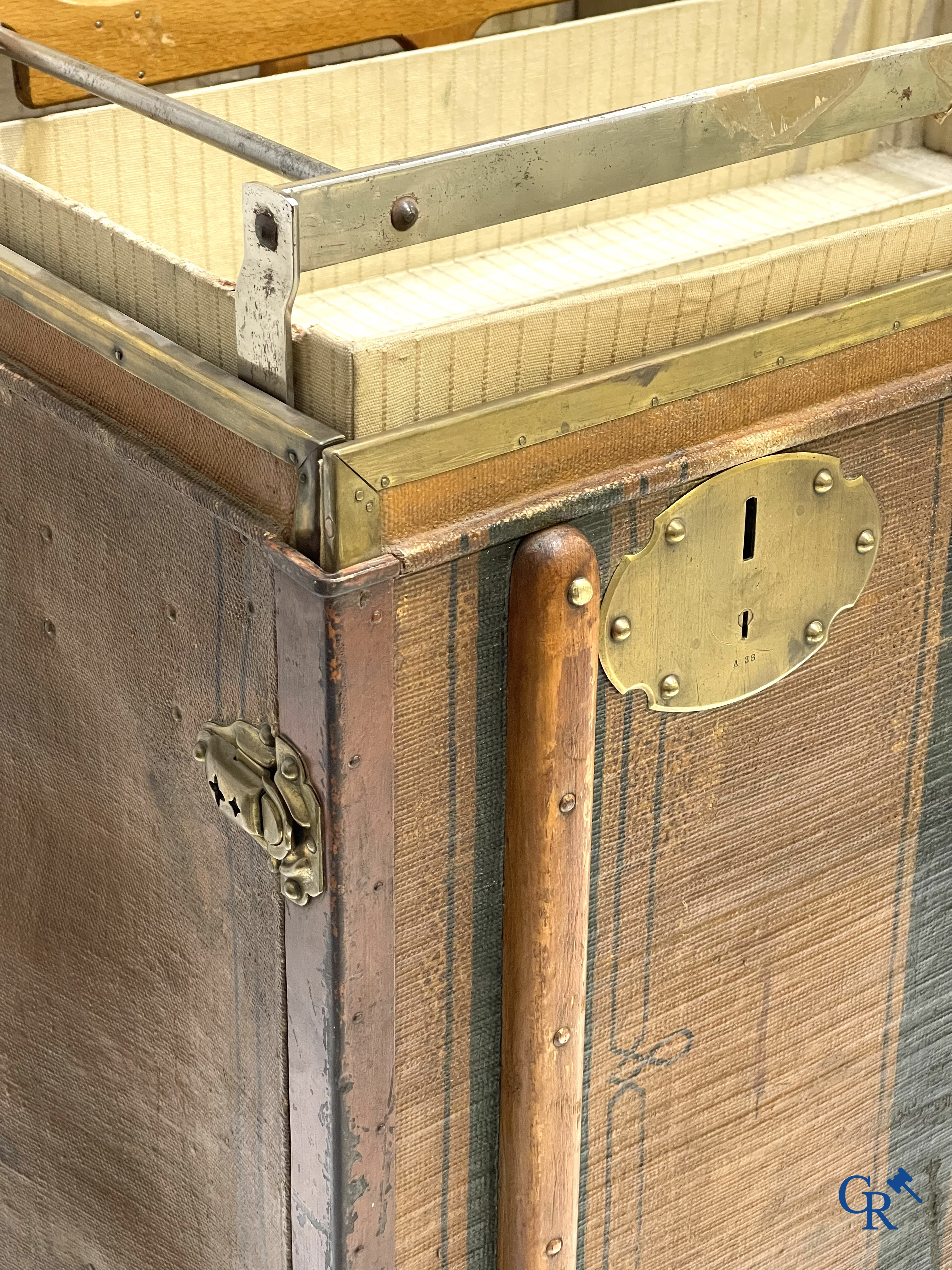 Antieke koffer. Buitengewone grote reiskoffer met dressing. Meerdere schuiven en opbergvakken. Circa 1900.