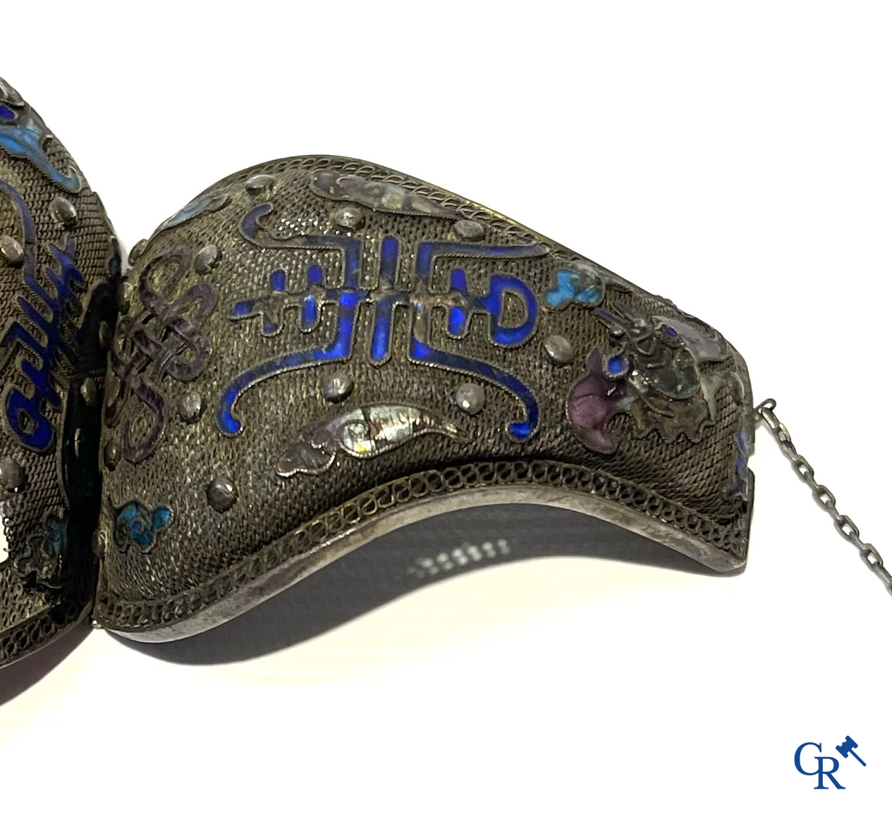 Asian Art. Large Chinese bracelet in silver filigree with a central lotus flower in carved carnelian quartz. 19th century.