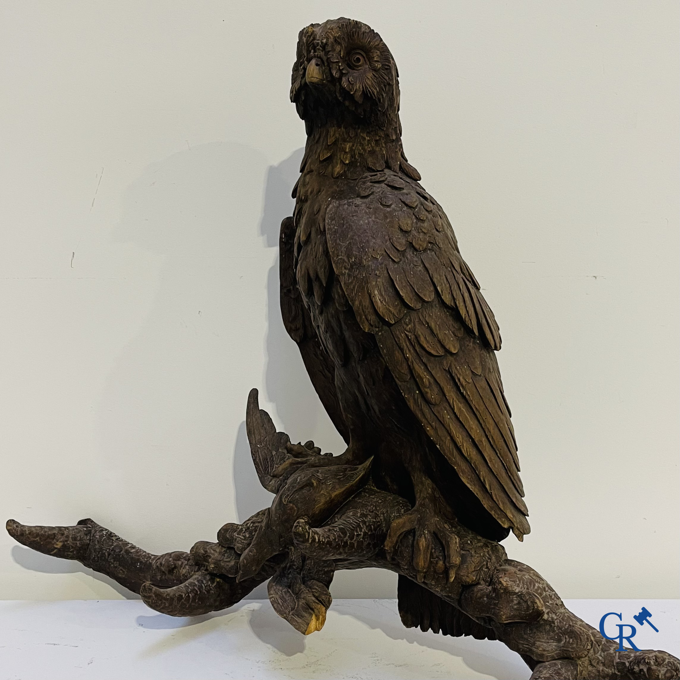 Zwarte Woud, een porte-manteau in zogenaamd "Black Forest" houtsnijwerk, een uil met prooi voorstellend. Eind 19e eeuw.