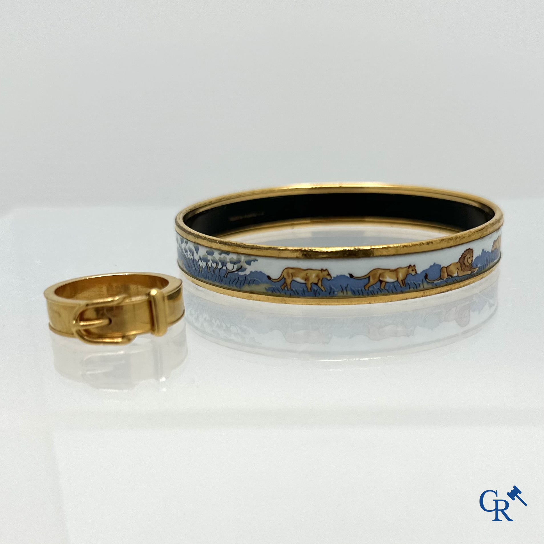 Hermès Paris: anneau / serre foulard + jonc en métal doré emaille polychrome, décor à motifs de lion. made in Austria