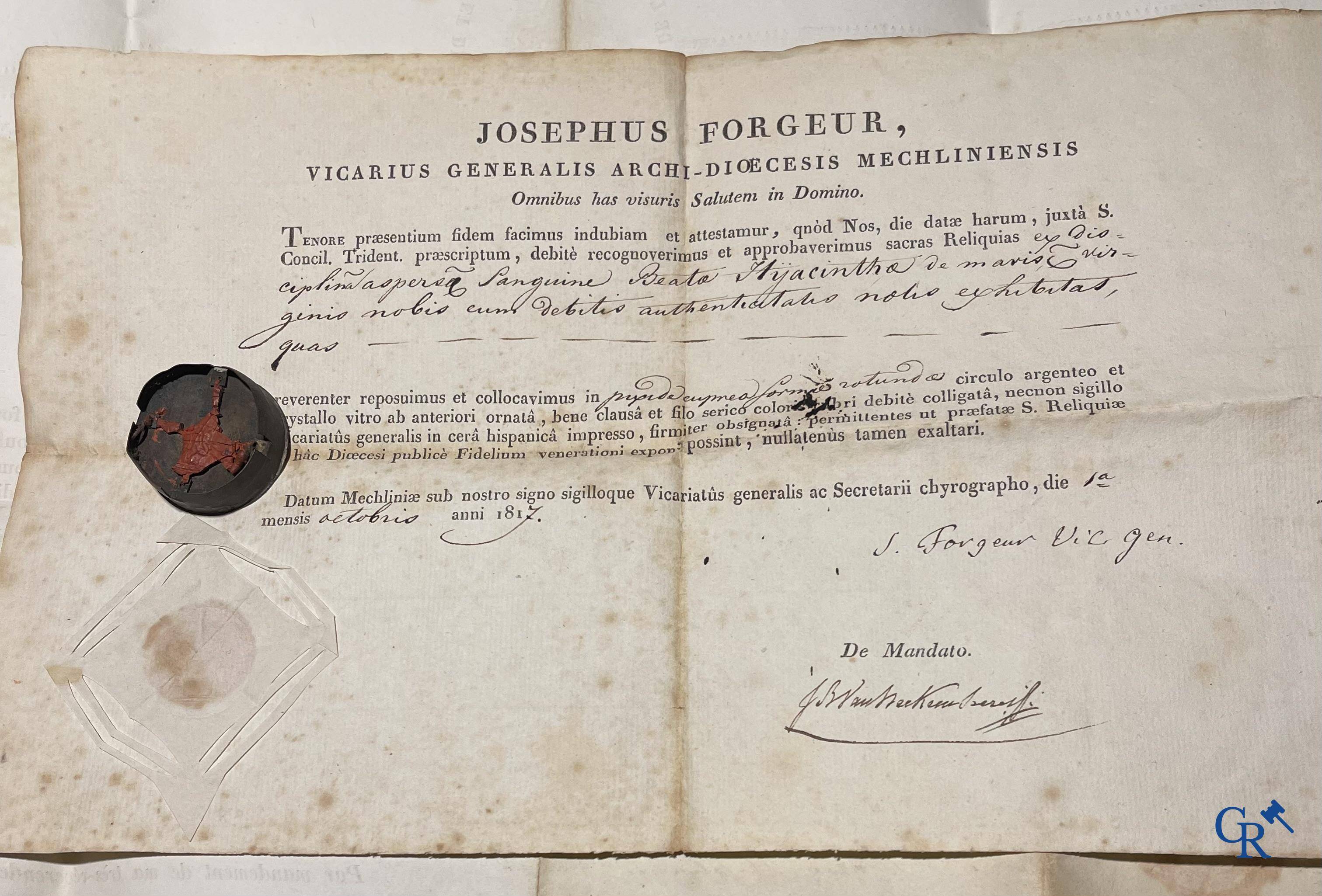 Objets religieux, un lot de 4 thecas scellés qui contiennent ensemble 23 reliques et plusieurs cedulas.