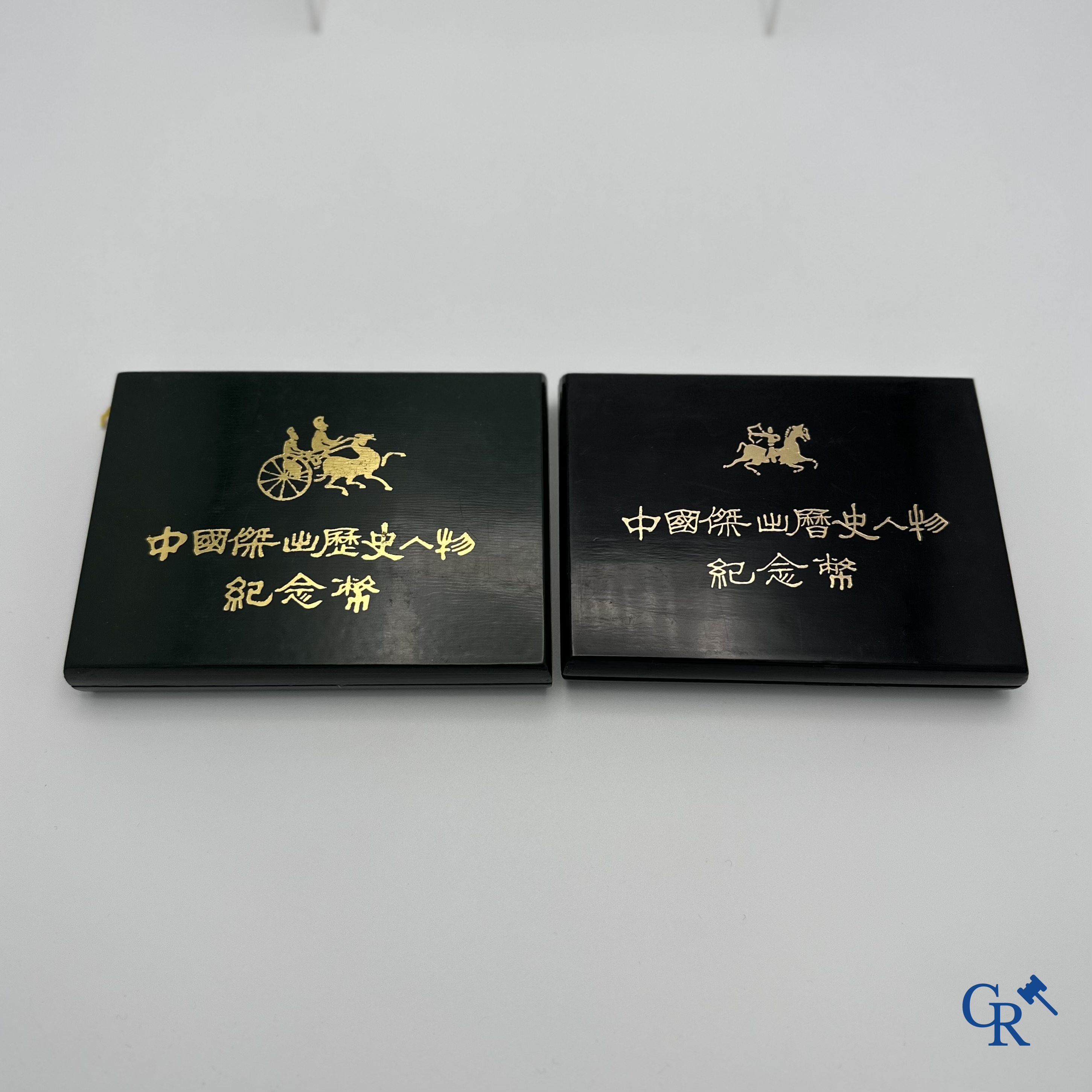 Zilver, Munten: Lot van 2 koffertjes met telkens 4 zilver (900°/00) munten van 5 Yan.