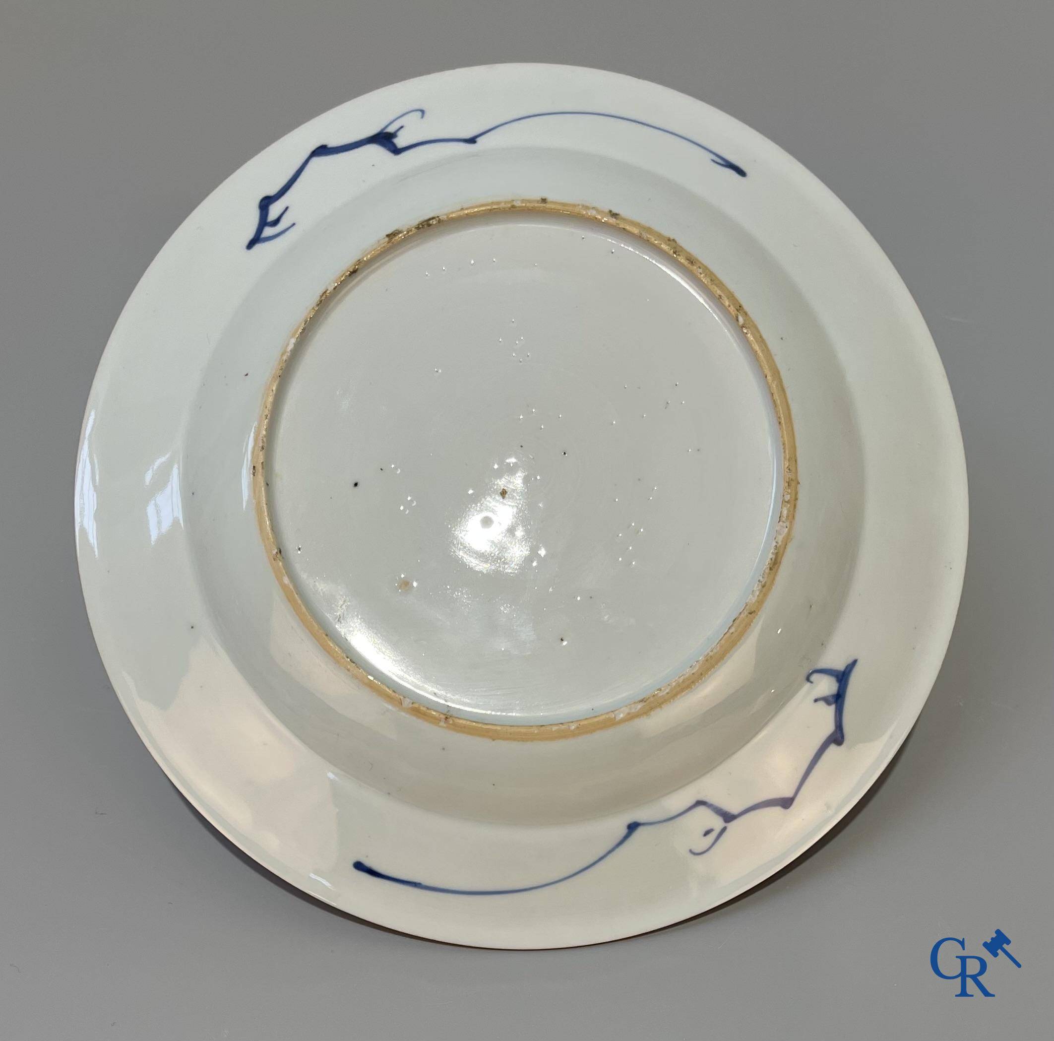 Art Asiatique, porcelaine chinoise, une paire d'assiettes en porcelaine bleu et blanc chinoise. XVIIIe siècle.