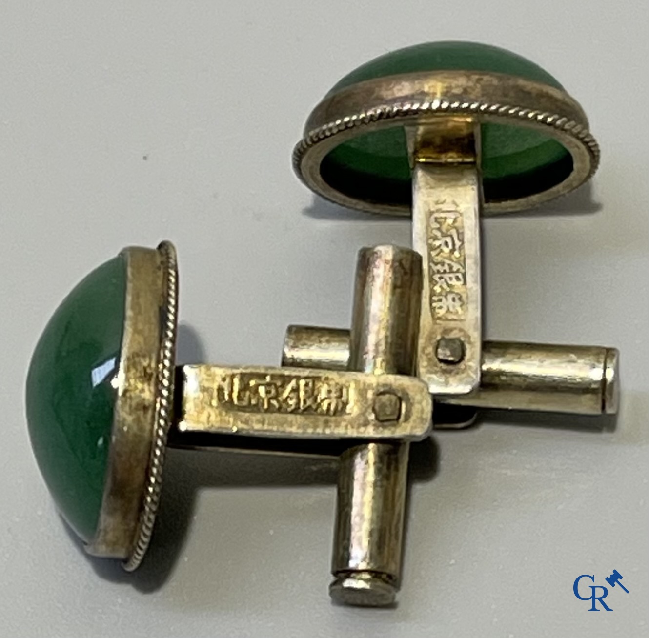 Bijoux, une paire de boutons de manchette chinois en argent et jade. Poinçons chinois.
