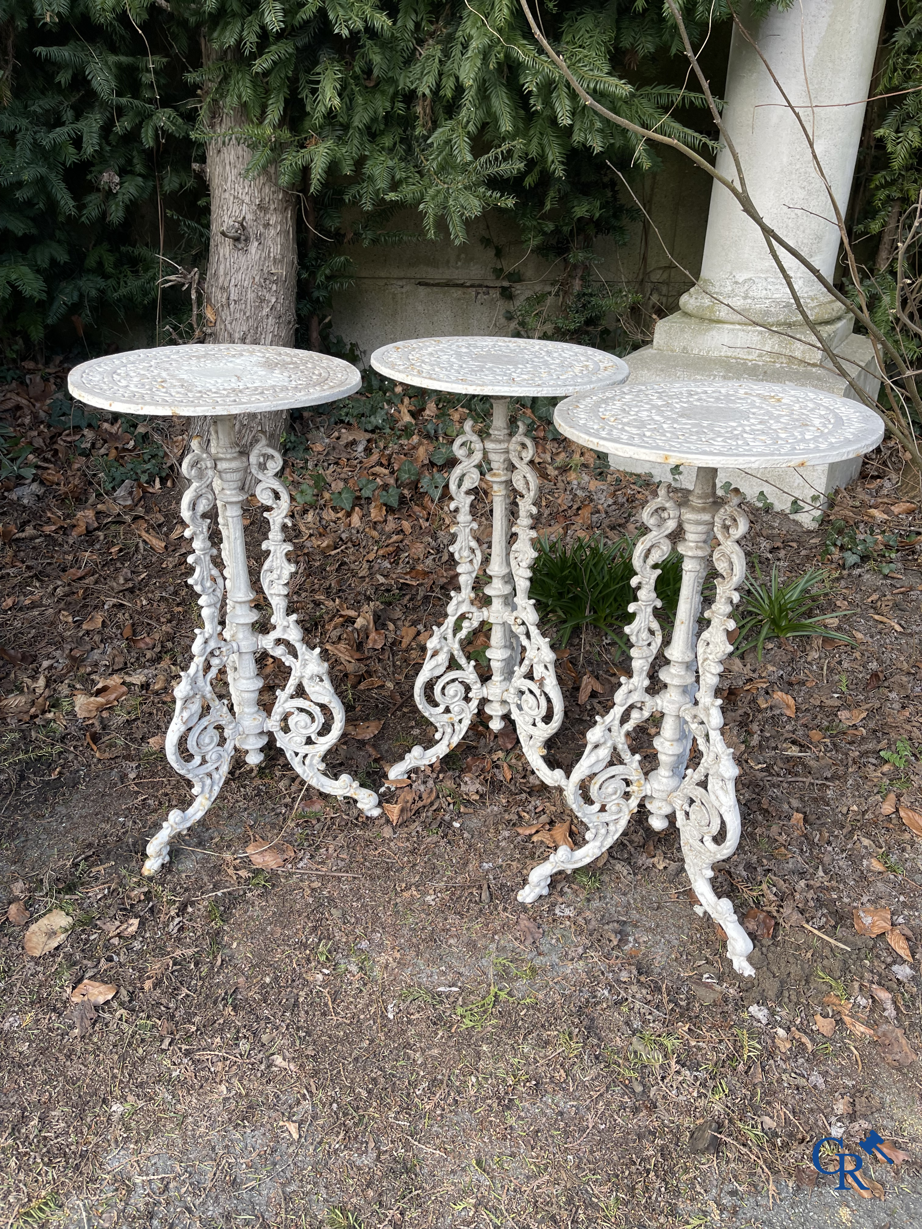 Een reeks van 6 tuinstoelen en 3 geuridons in gietijzer, een metalen tuinbankje bijgevoegd.