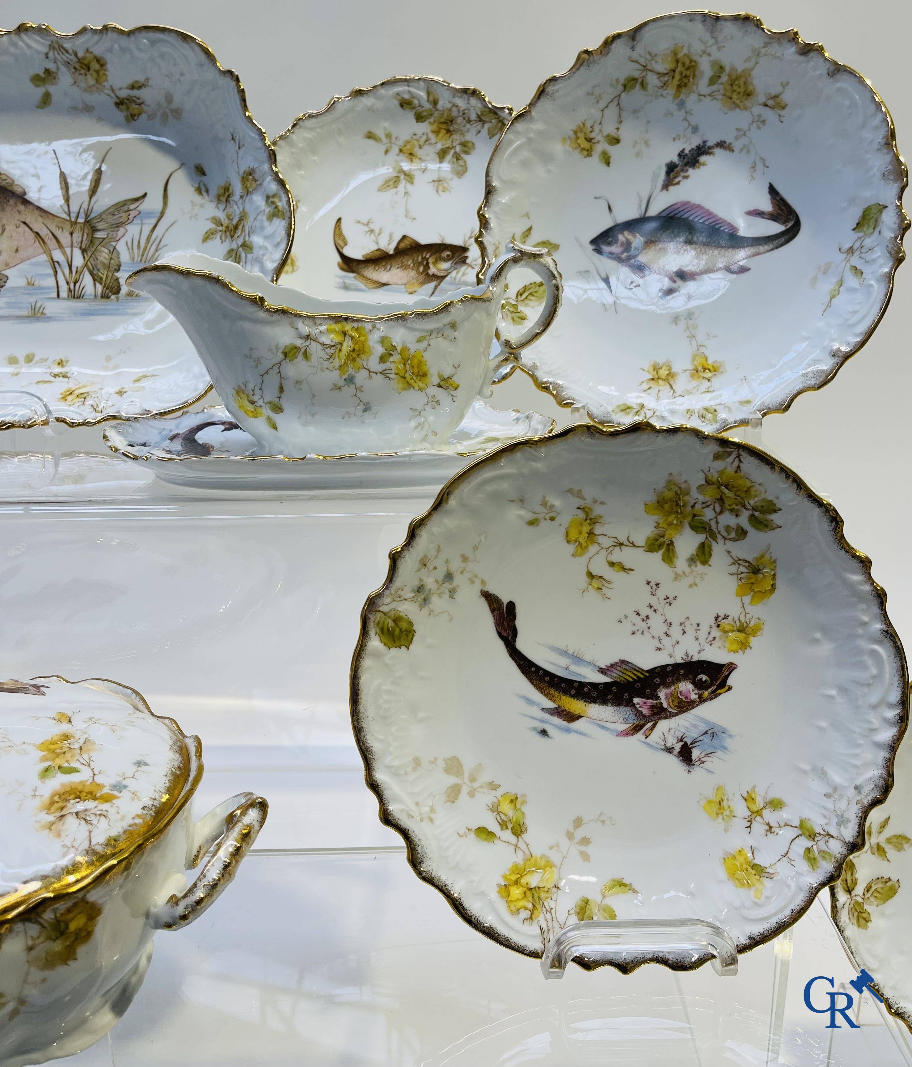 Extraordinaire service de table en porcelaine de Bruxelles à décor de poissons d'eau douce.