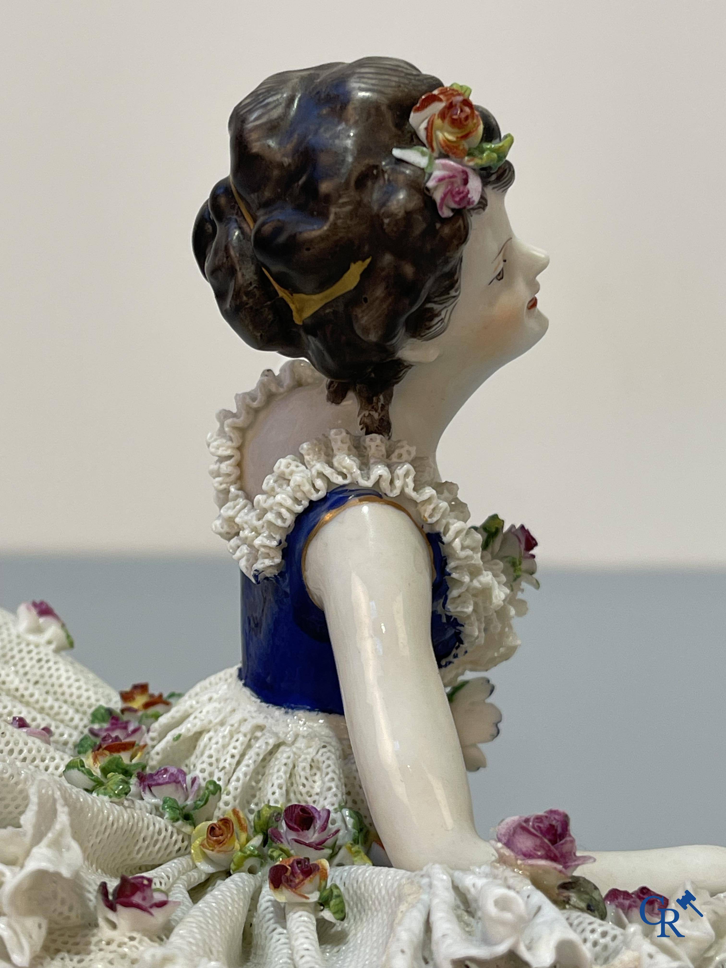 Porcelaine européenne, Ludwigsburg, danseuse en porcelaine en dentelle "lace porcelain" allemande finement décorée.