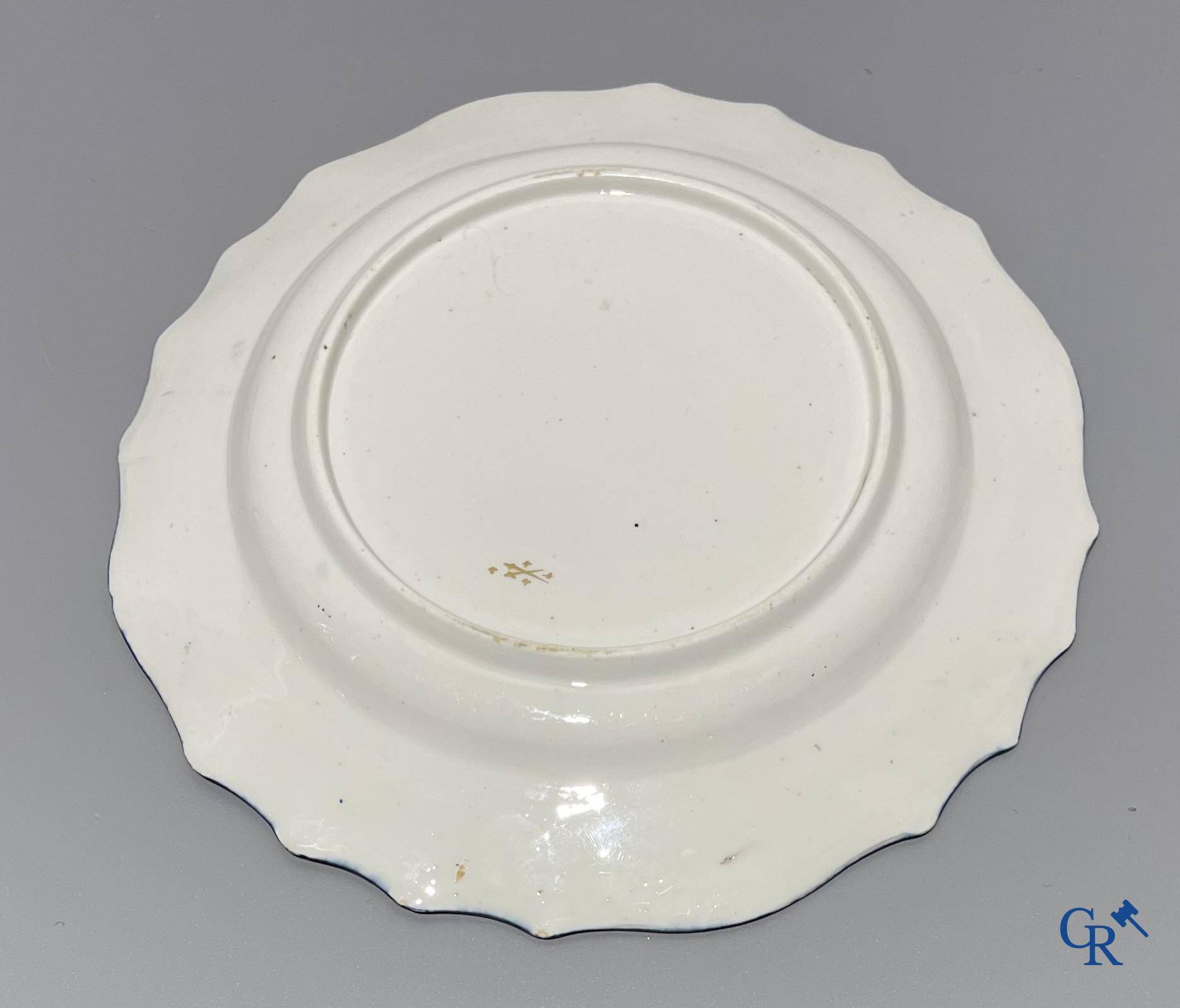 Porcelaine européenne, Tournai. 2 assiettes finement décorées et dorées aux fleurs et décor d'insectes.