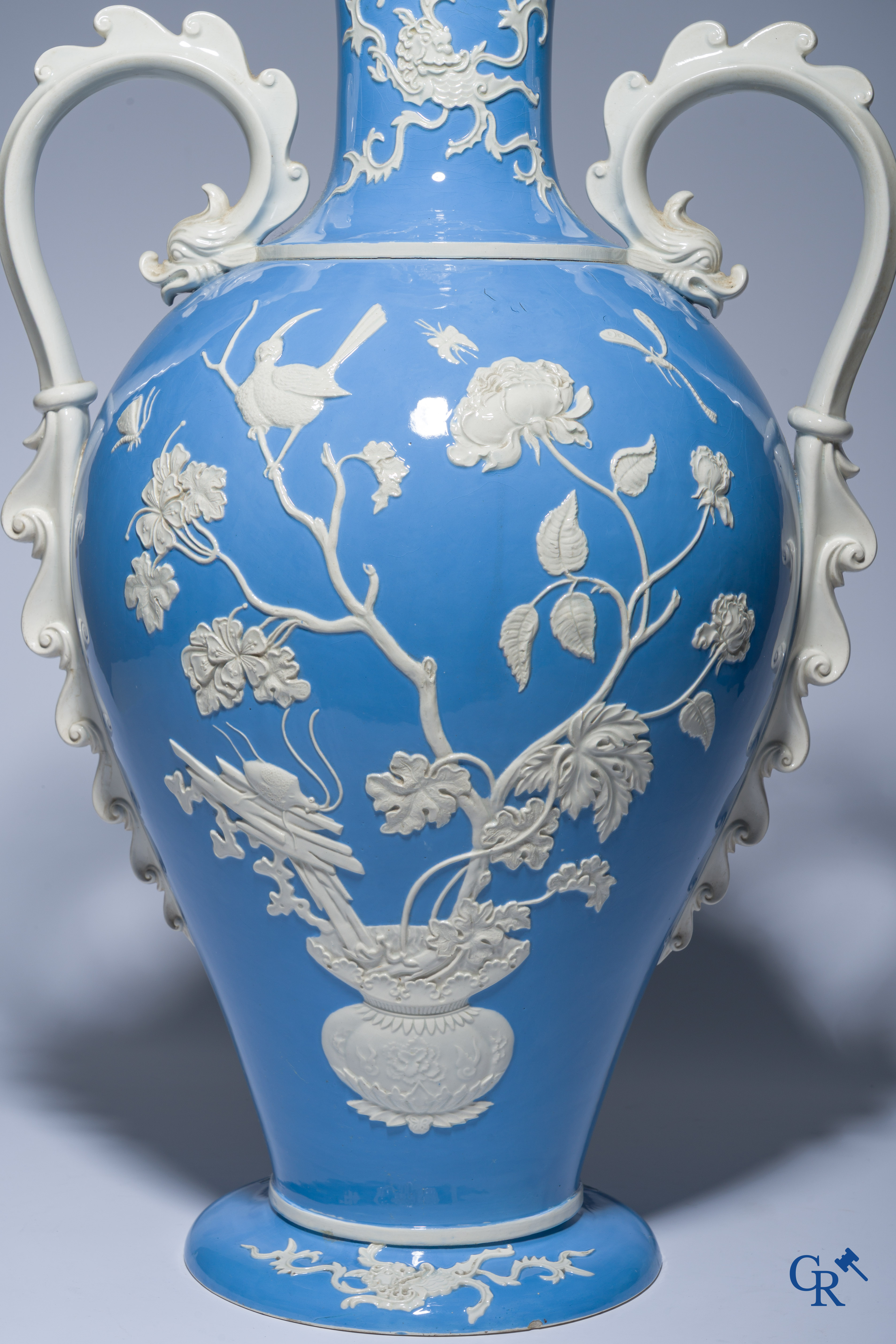 Exceptional and imposing vase in faience with an Asian decor. In the style of Wedgwood or Mintons. 19th century.