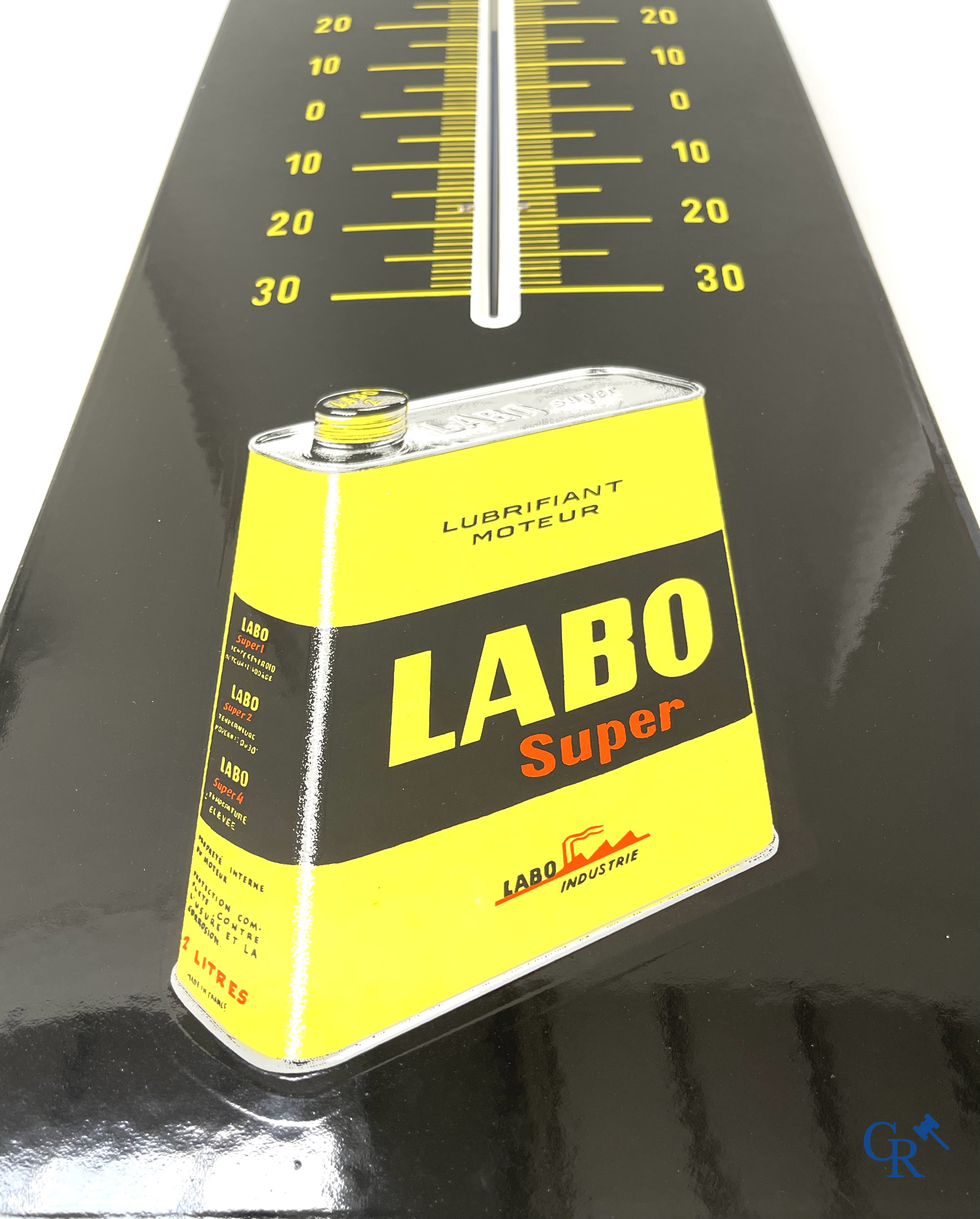 Huiles Labo, emaille reclamebord met ingewerkte thermometer voor motor olie. 60'er jaren.