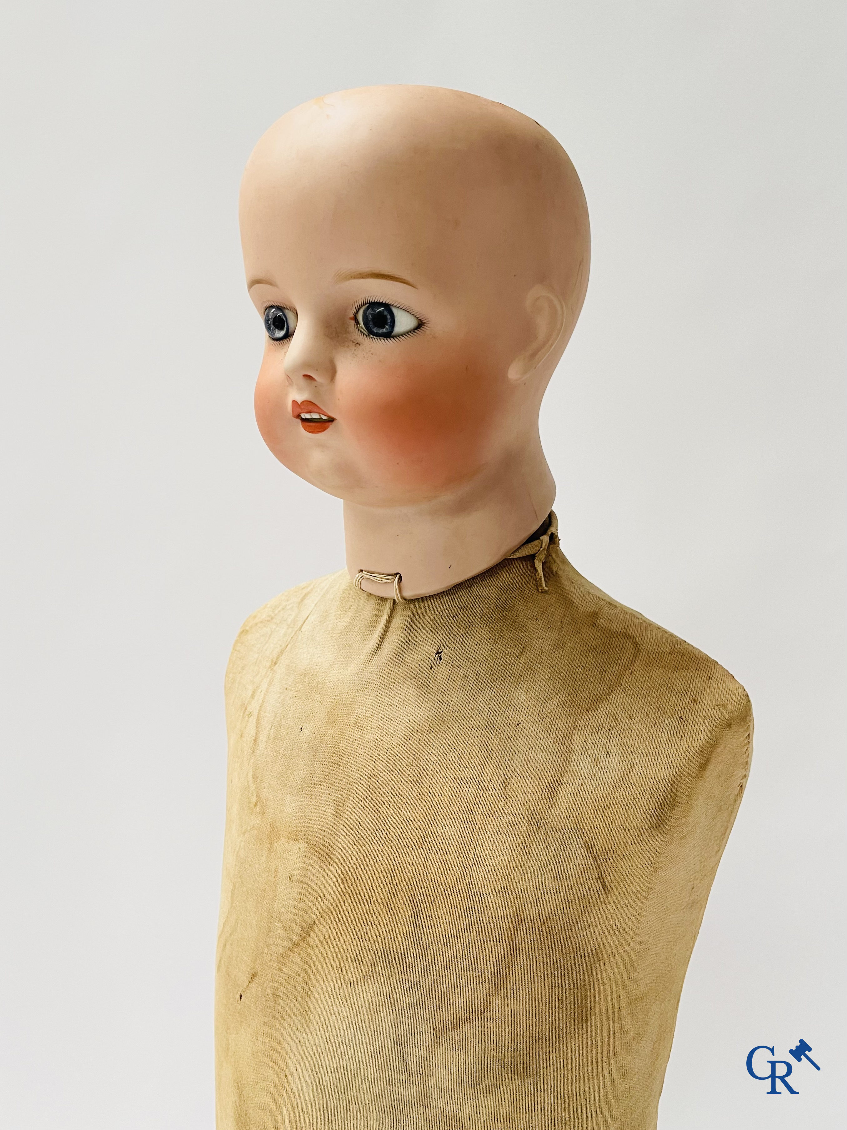 François Gauthier en Buste Jourdan, een mannequinpop in de stijl van Stockman met porseleinen hoofd. Circa 1900.