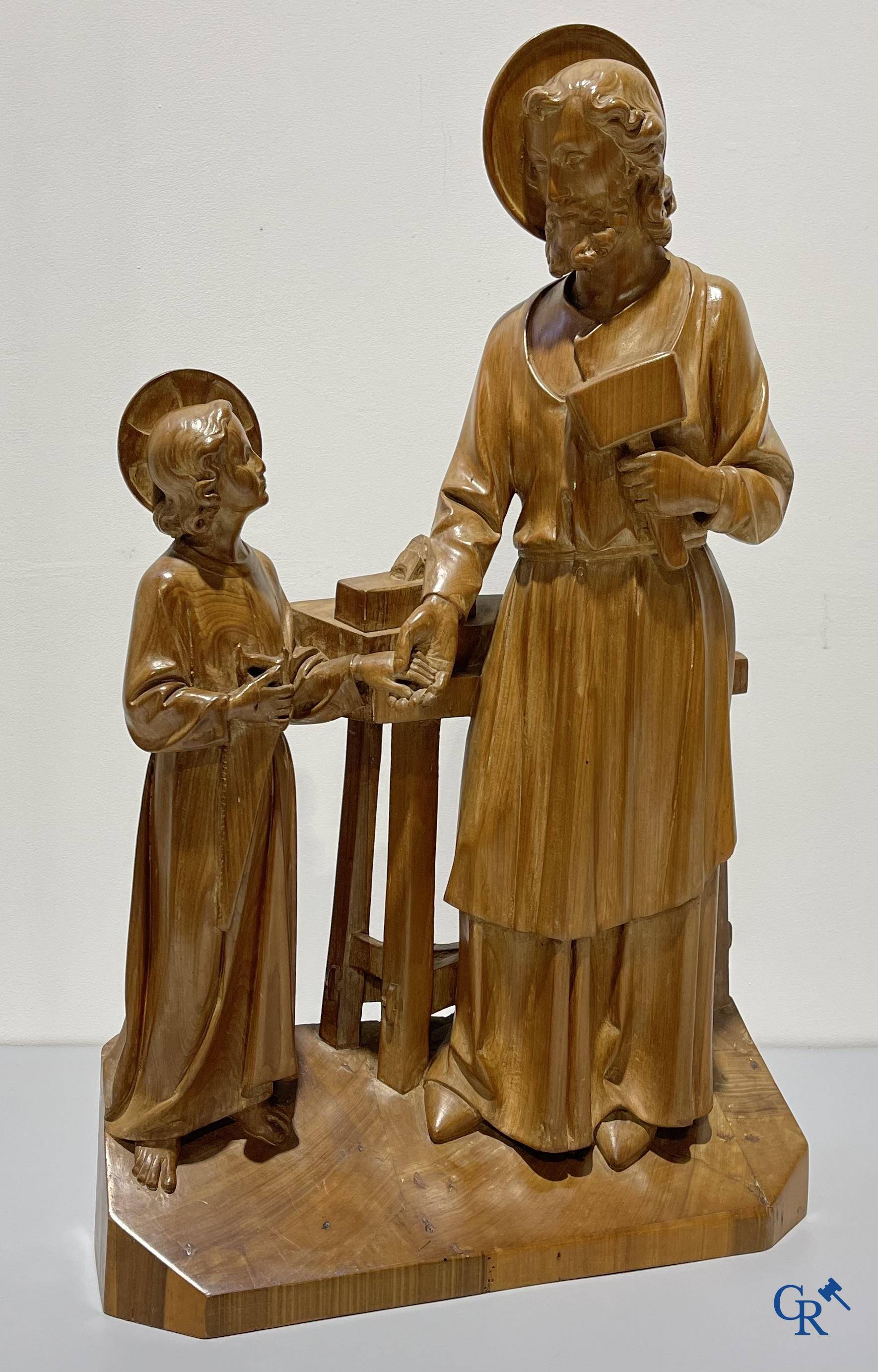 Une rare représentation en bois sculptée de Saint-Joseph avec l'enfant Jésus dans l'atelier du menuisier. Vers 1940.