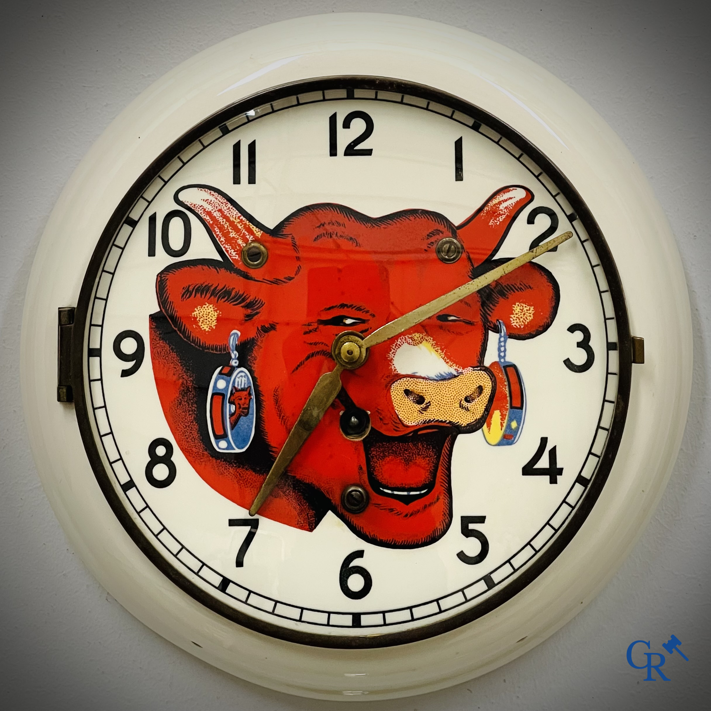 Benjamin Rabier (1864-1939) La Vache Qui Rit, een publiciteits wandklok in faience voor de kazen van Fromageries Bel.