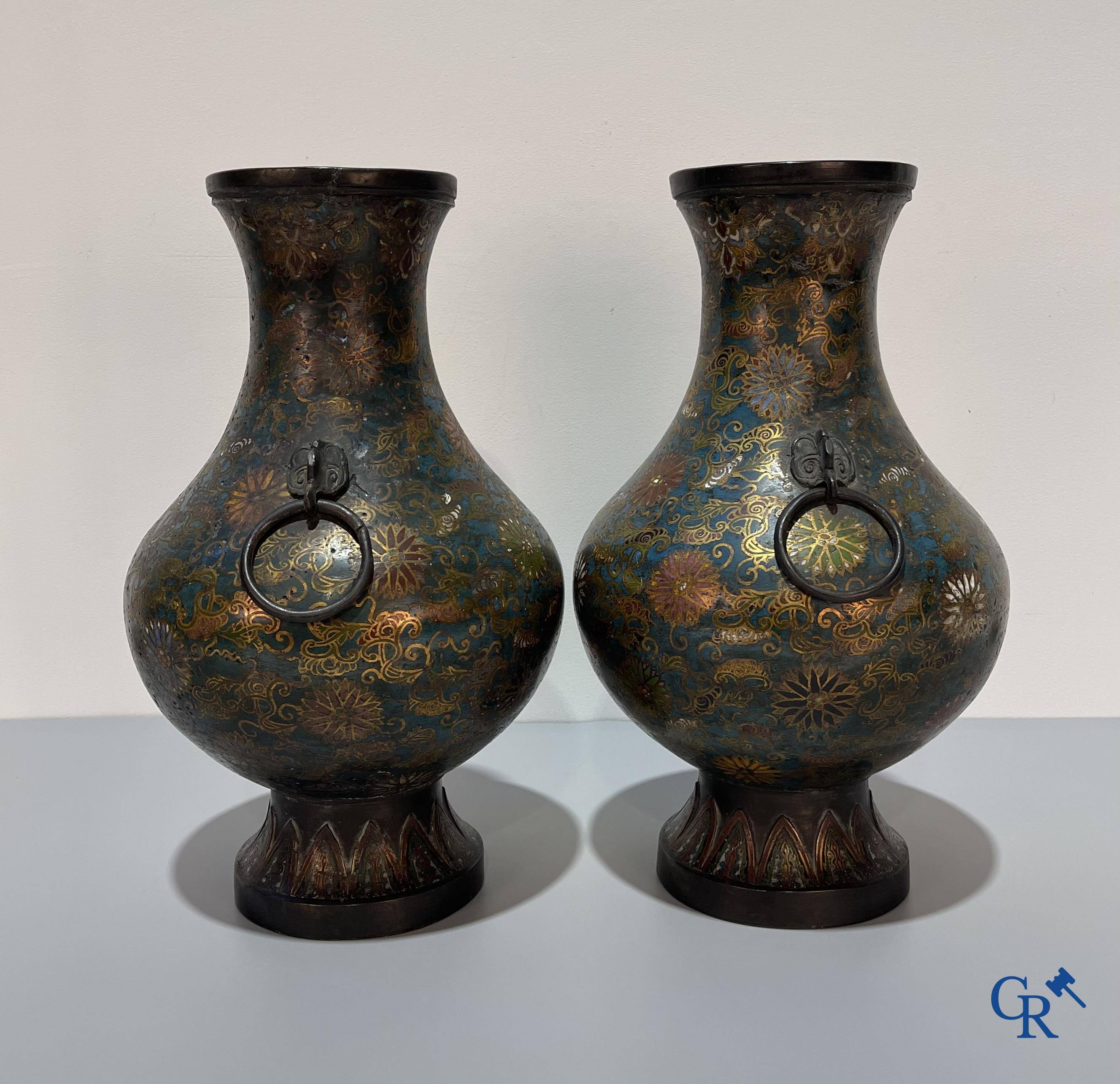 Art Asiatique, une paire de vases chinois en cloisonné. Marqué.