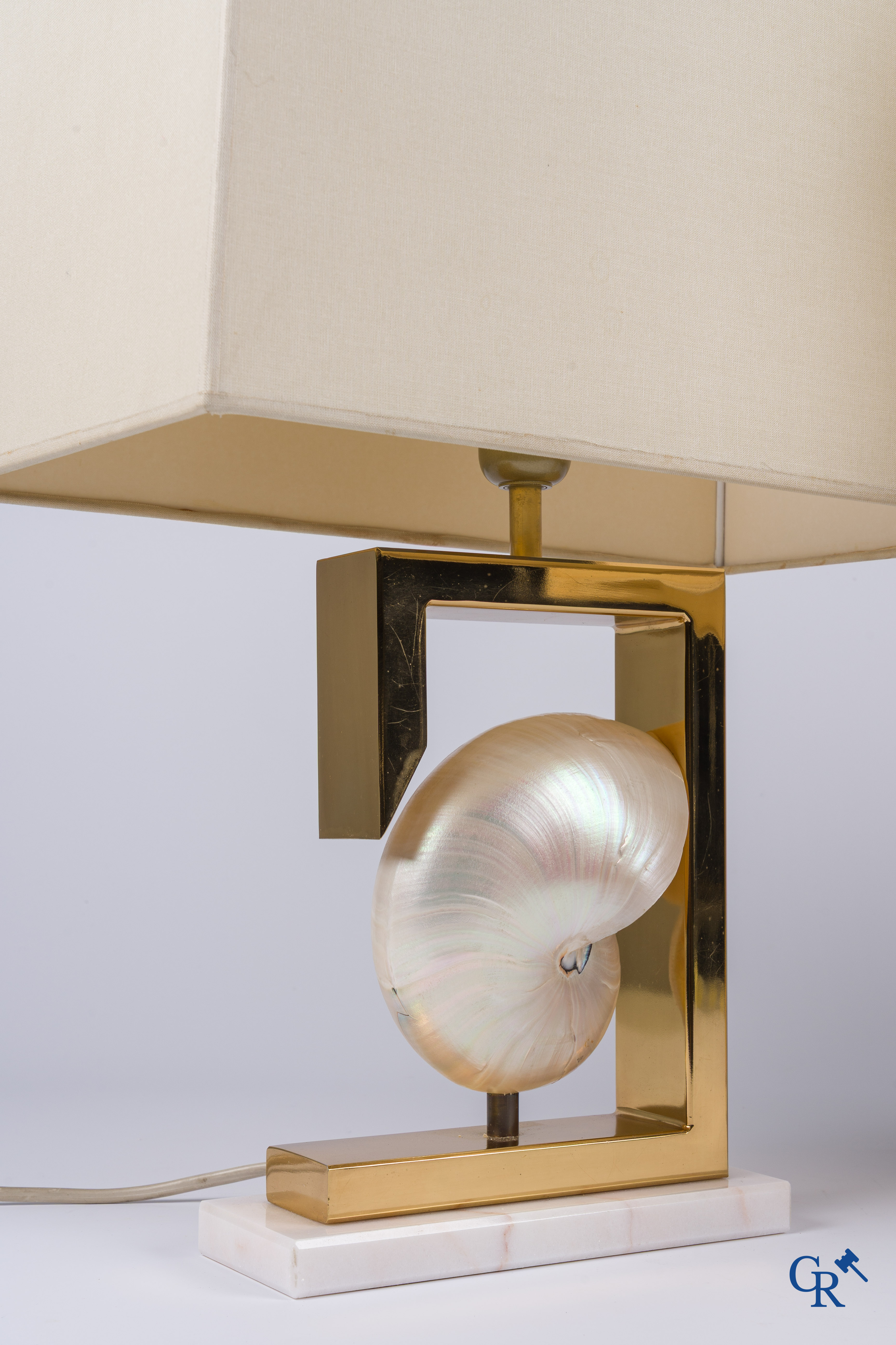 Een paar decoratieve lampen met parelmoer schelpen. Circa 1980.