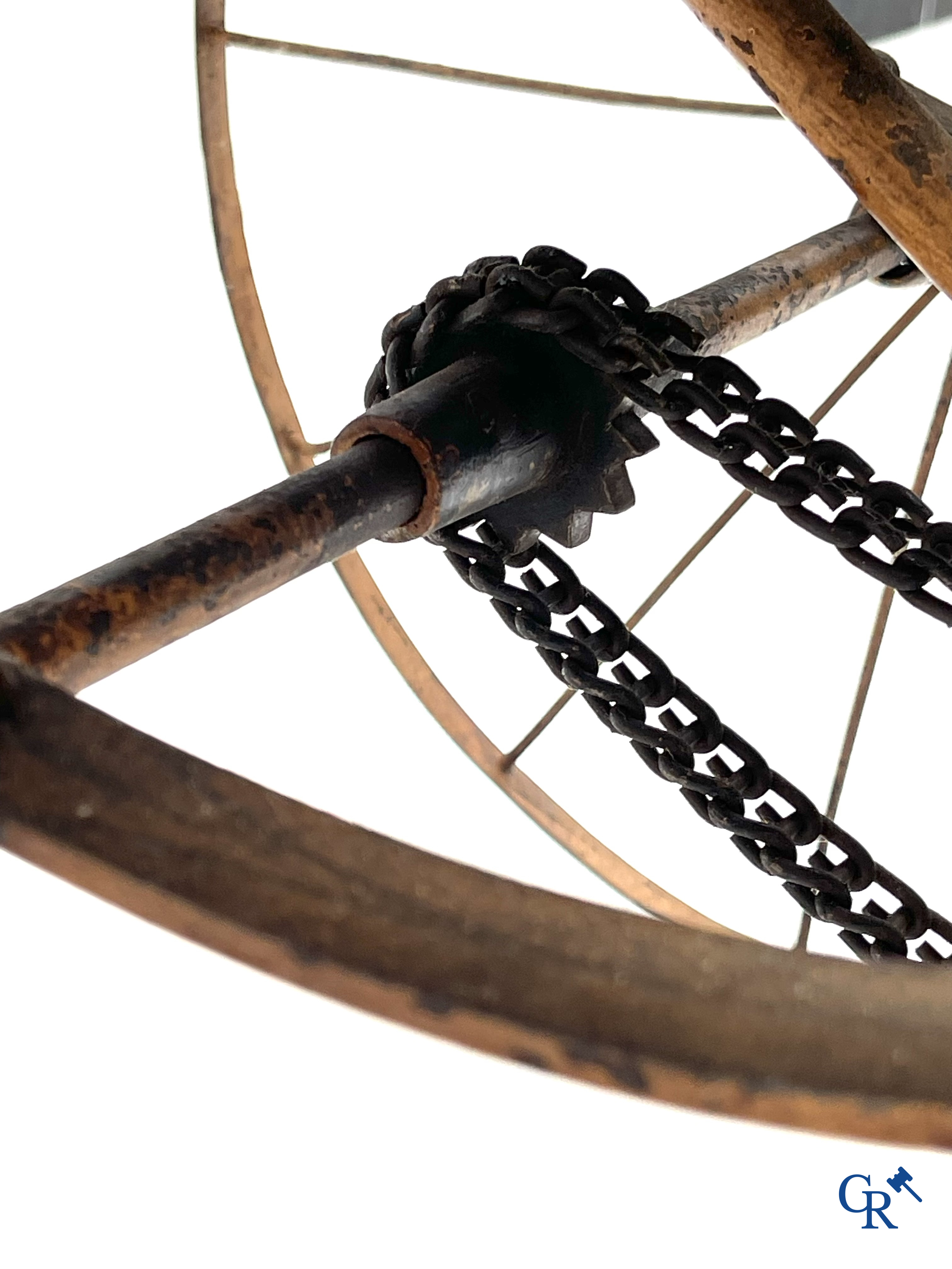 Zeldzame mechanische kinderkar in gevlochten riet en beschilderd metaal ontworpen door Peugeot. Circa 1900.