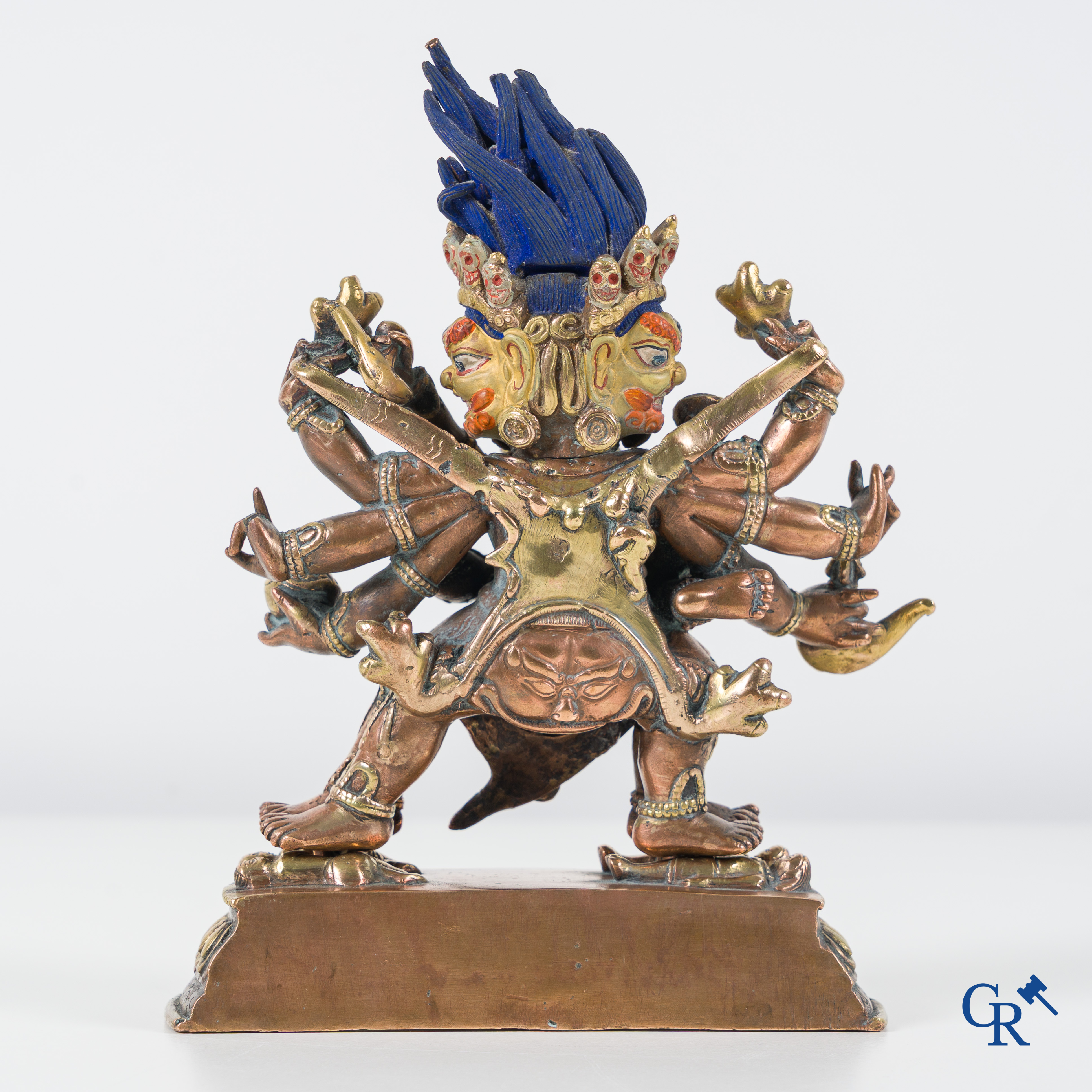 Aziatica, Een Sino-Tibetaanse verguld bronzen figuur van Mahakala. 19e-20ste eeuw.