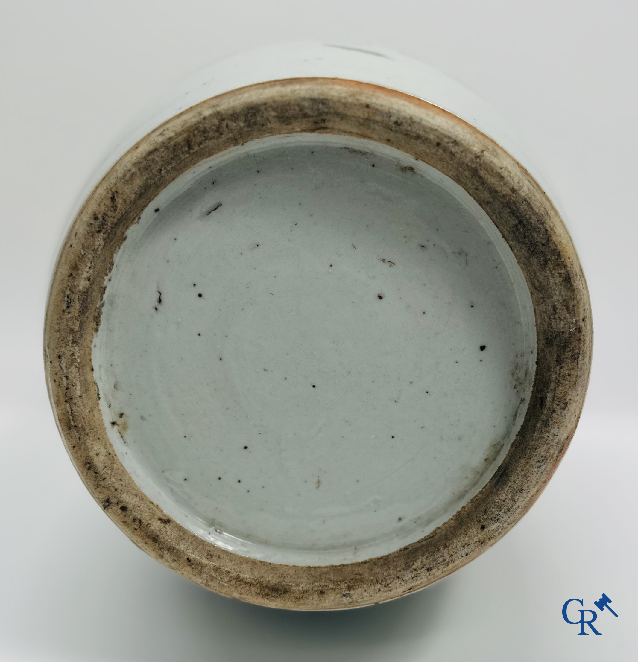 Chinees Porselein: Chinese vaas met een dubbel decor van personages en antiquiteiten.