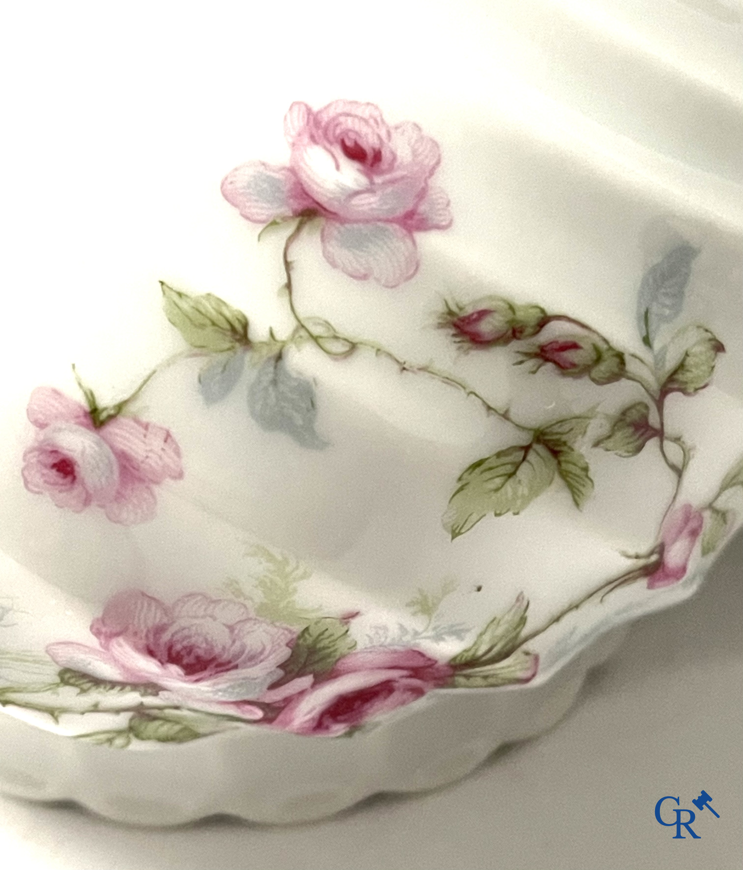 Haviland Limoges. An extensive hand-painted coffee tableware in French porcelain. Circa 1900.