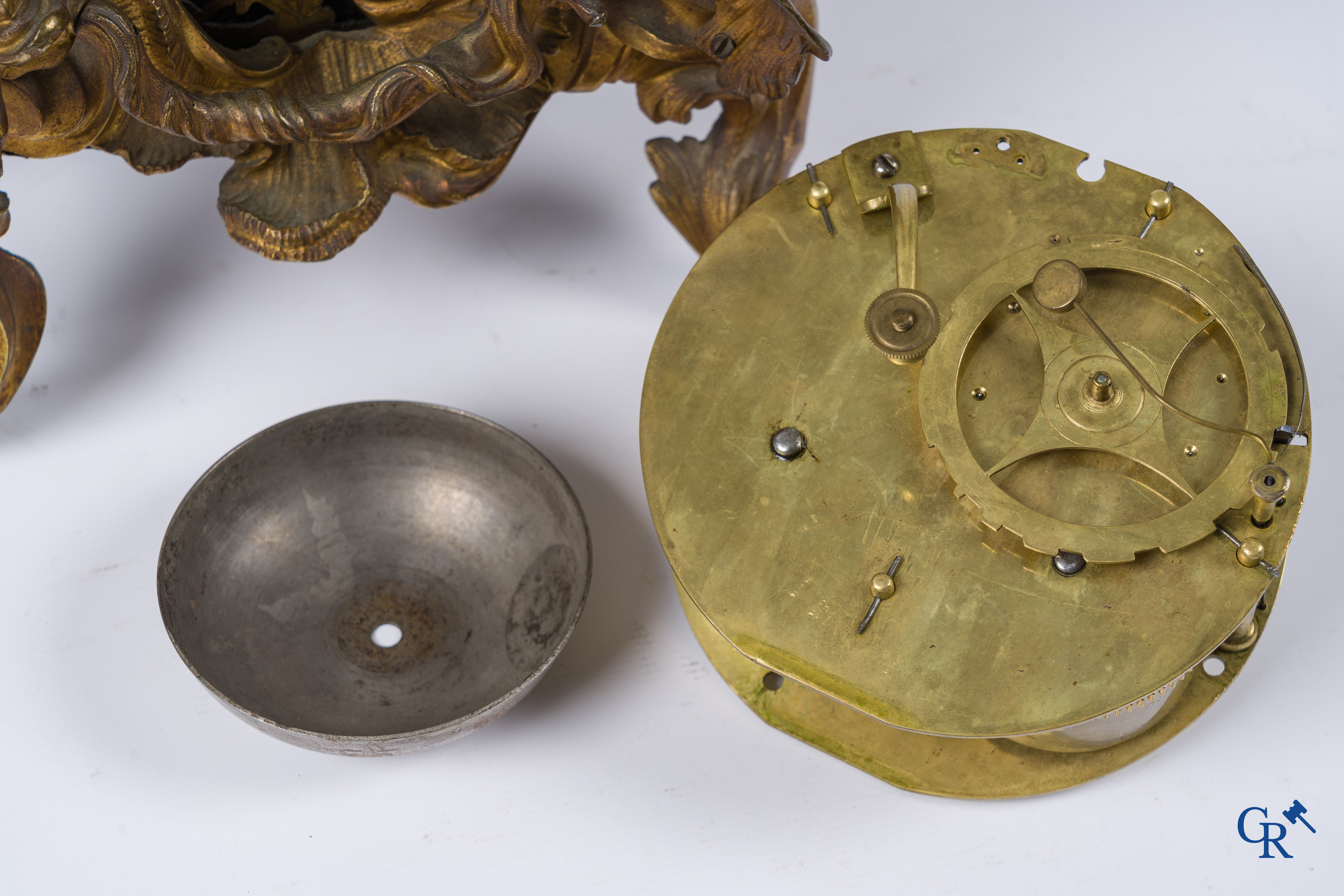 Epoque Louis XV. Pendule LXV en bronze doré orné de Neptune et des animaux marins dans le goût de Charles Cressent.