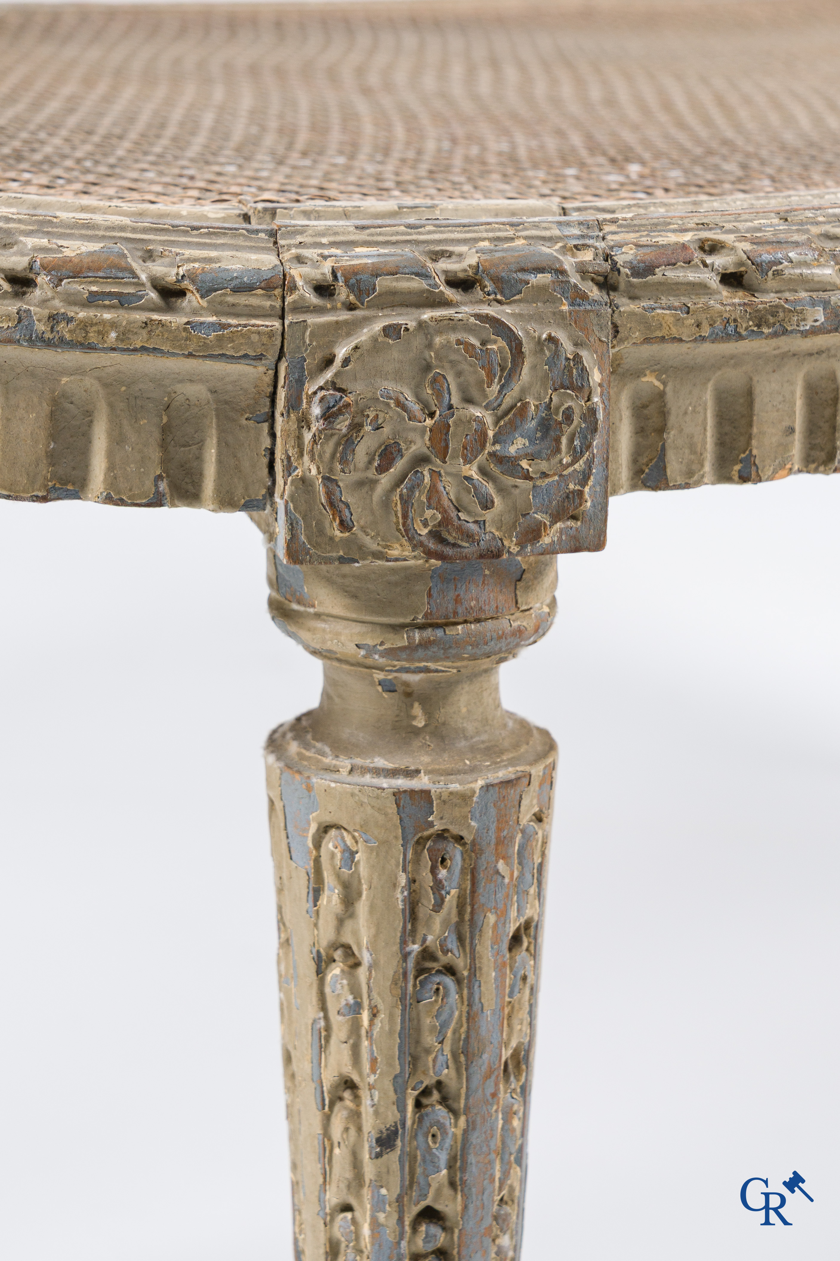 Louis XVI period. A gray patinated and wood sculpted LXVI banquet with cannage. Late 18th century.