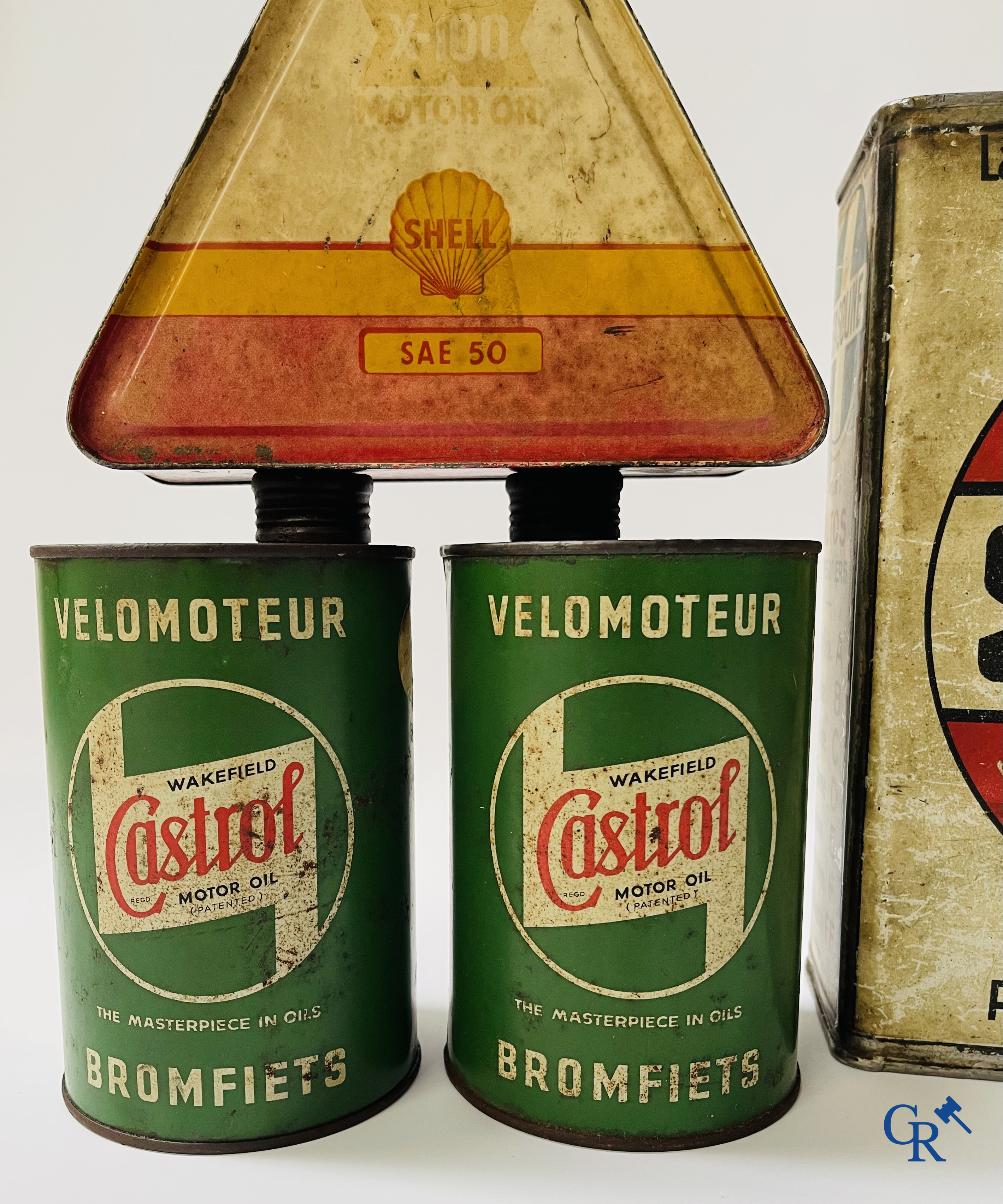 Een kavel van diverse olieblikken en andere i.v.m. auto's en bromfietsen. Jaren '30 en later.