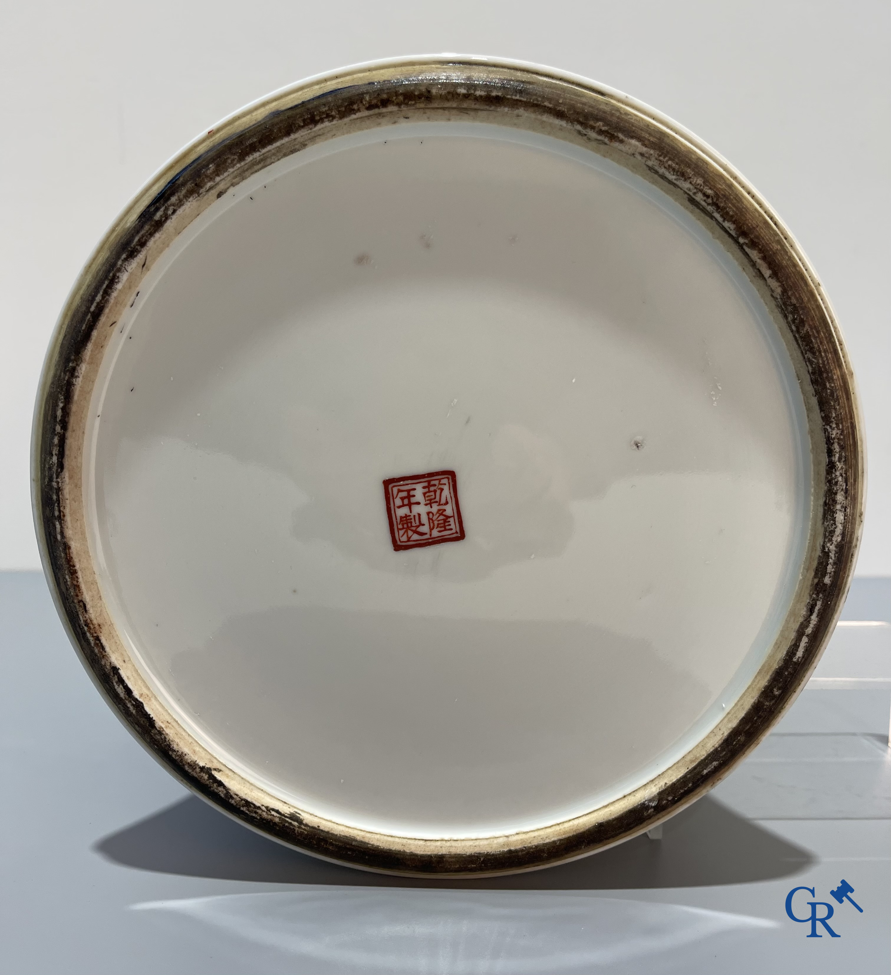 Aziatica, Een grote Chinese famille jaune en rose dekselvaas met fijn gedecoreerde landschaps taferelen. 20 ste eeuw.