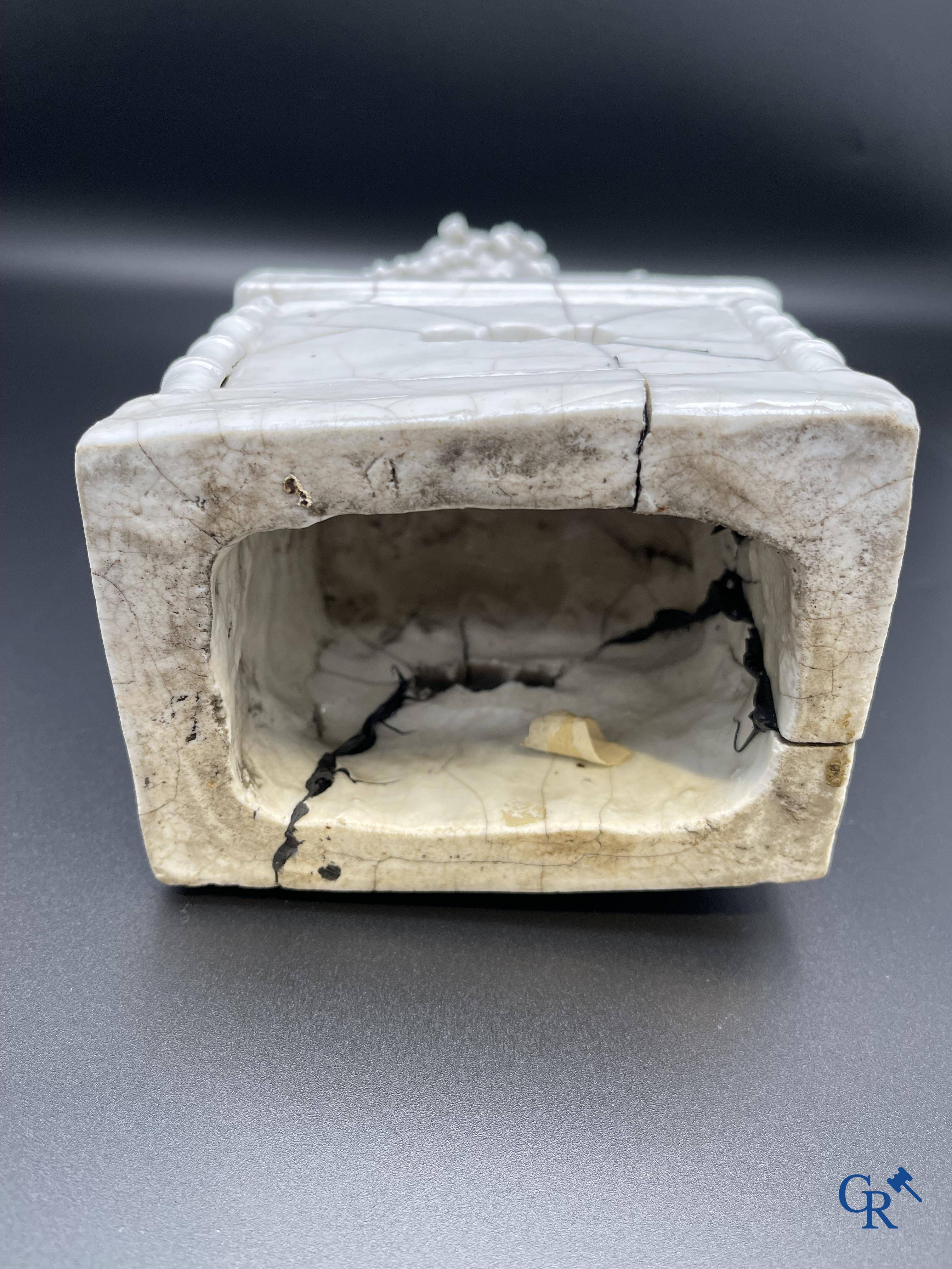 Porcelaine chinoise: Un lion bouddhiste et un groupe en blanc de Chine.